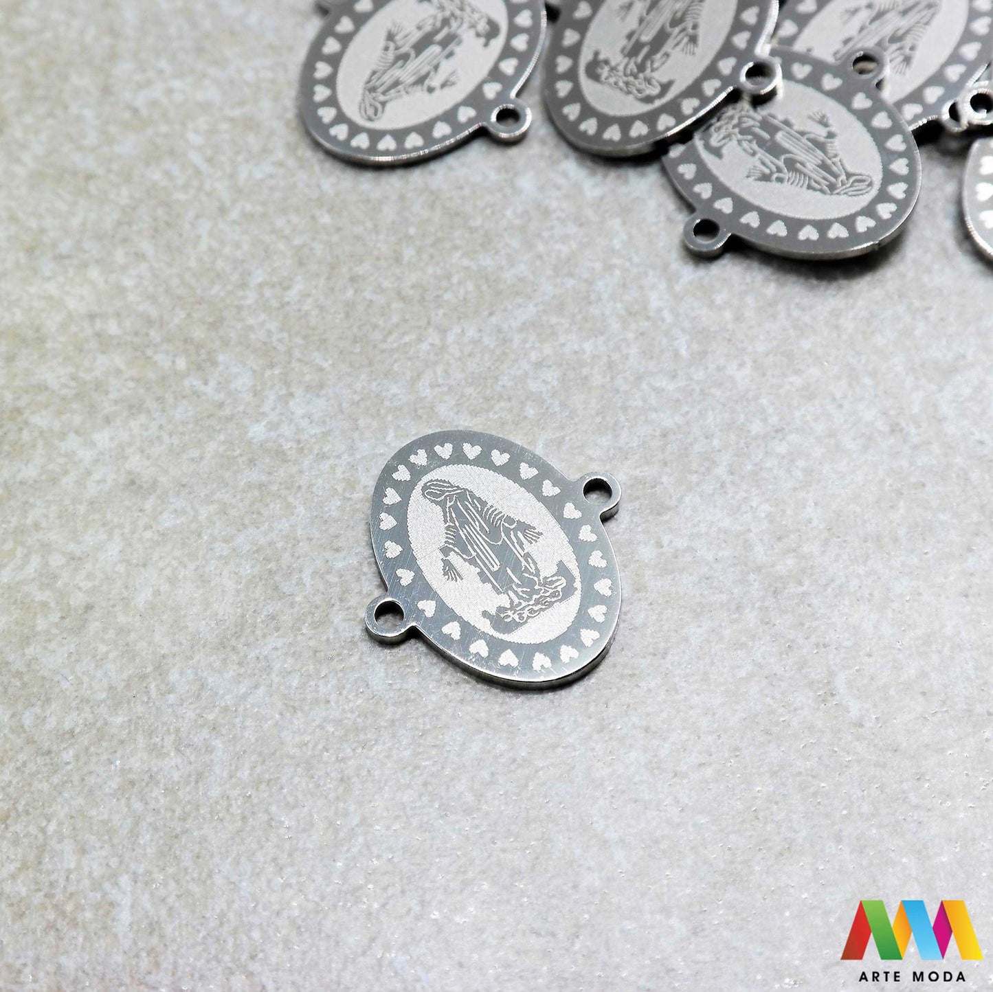 sakralni privjesci od čelika vjerski duhovni križevi medaljice vjerskim simbolima duhovnim motivima nakit značenjem čelični nehrđajućeg svetaca personalizirani anđeo Pronađite smirujući i snažan izraz svoje vjere i duhovnosti u našoj kolekciji sakralnih privjesaka izrađenih od kvalitetnog nehrđajućeg čelika Ovi izdržljivi i elegantni privjesci s vjerskim simbolima i duhovnim motivima idealni su za svakodnevno nošenje i kao promišljeni dar arte moda repromaterijal