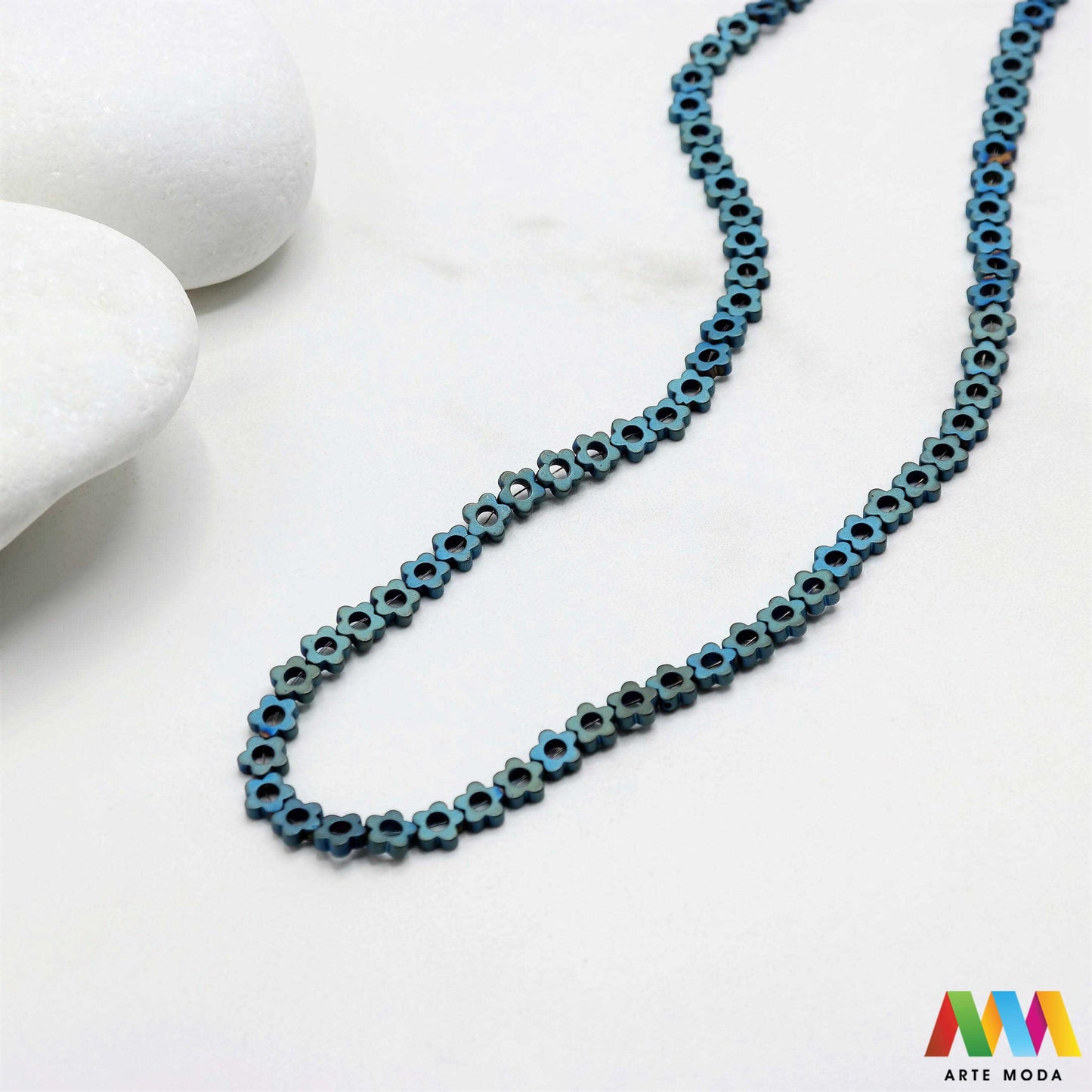 hematit krvavi kamen poludragi mineral metalni sjaj kvarc zrcalo kristal prirodni metalik meditacija zaštita repromaterijal Hematit (ili krvavi kamen) je prirodni mineral smeđe sive ili crne boje karakteriziran prisustvom hladnog metalnog sjaja Vjeruje se da pomaže u jačanju volje samopouzdanja i povezanosti s majkom zemljom Nakit izrađen od njega fascinira svojim tajanstvenim zrcalnim sjajem