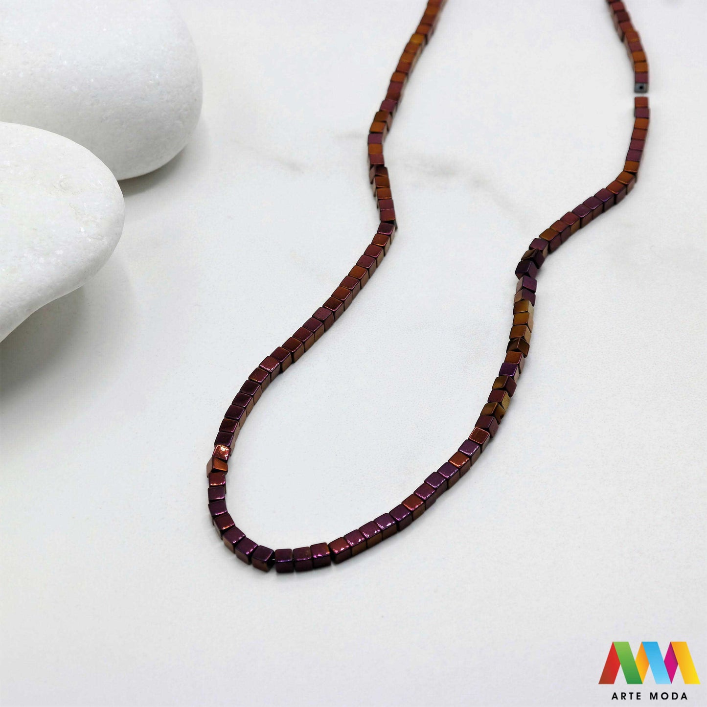 hematit krvavi kamen poludragi mineral metalni sjaj kvarc zrcalo kristal prirodni metalik meditacija zaštita repromaterijal Hematit (ili krvavi kamen) je prirodni mineral smeđe sive ili crne boje karakteriziran prisustvom hladnog metalnog sjaja Vjeruje se da pomaže u jačanju volje samopouzdanja i povezanosti s majkom zemljom Nakit izrađen od njega fascinira svojim tajanstvenim zrcalnim sjajem