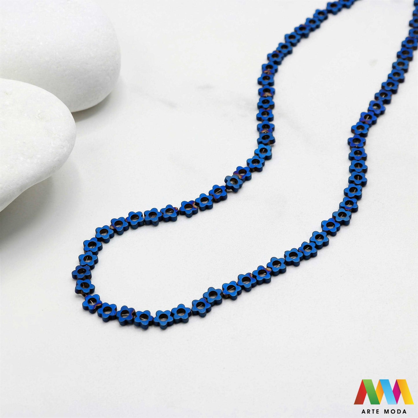 hematit krvavi kamen poludragi mineral metalni sjaj kvarc zrcalo kristal prirodni metalik meditacija zaštita repromaterijal Hematit (ili krvavi kamen) je prirodni mineral smeđe sive ili crne boje karakteriziran prisustvom hladnog metalnog sjaja Vjeruje se da pomaže u jačanju volje samopouzdanja i povezanosti s majkom zemljom Nakit izrađen od njega fascinira svojim tajanstvenim zrcalnim sjajem