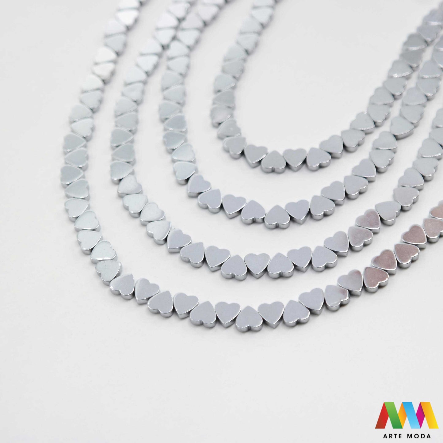 hematit krvavi kamen poludragi mineral metalni sjaj kvarc zrcalo kristal prirodni metalik meditacija zaštita repromaterijal Hematit (ili krvavi kamen) je prirodni mineral smeđe sive ili crne boje karakteriziran prisustvom hladnog metalnog sjaja Vjeruje se da pomaže u jačanju volje samopouzdanja i povezanosti s majkom zemljom Nakit izrađen od njega fascinira svojim tajanstvenim zrcalnim sjajem