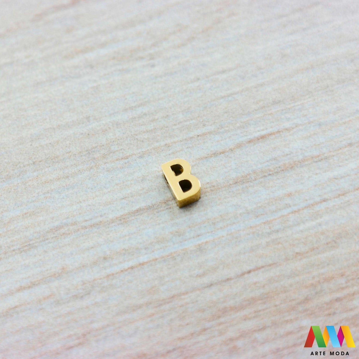 B slovo slova privjesak s jednom rupom privjesak od čelika privjesak čelik repromaterijal čelični ogrlice ogrlica narukvica narukvice nanožnica nehrđajući Slova izrađena od nehrđajućeg čelika 316L koja služe za izradu nakita poput narukvica ili ogrlica najčešće se koriste za nizanje na sajlu gumu flaks i ostale materijale