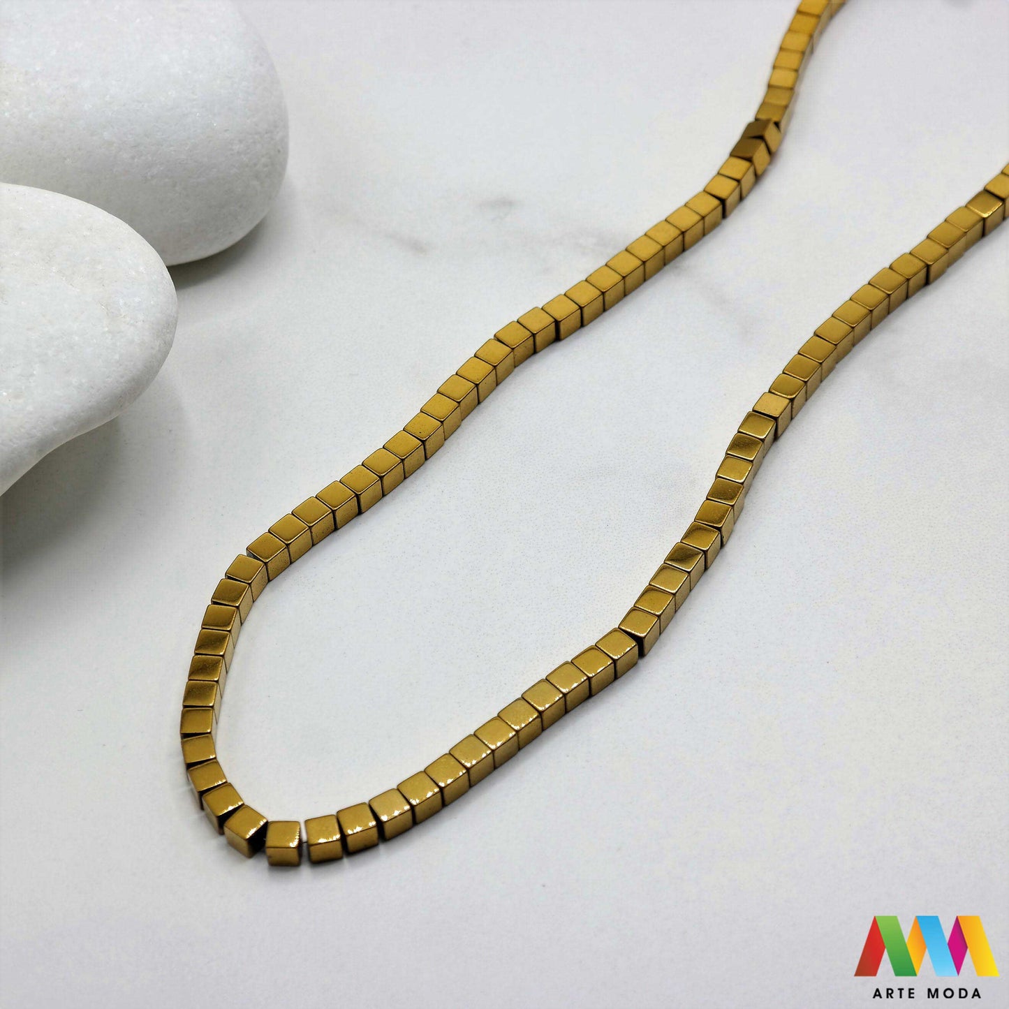 hematit krvavi kamen poludragi mineral metalni sjaj kvarc zrcalo kristal prirodni metalik meditacija zaštita repromaterijal Hematit (ili krvavi kamen) je prirodni mineral smeđe sive ili crne boje karakteriziran prisustvom hladnog metalnog sjaja Vjeruje se da pomaže u jačanju volje samopouzdanja i povezanosti s majkom zemljom Nakit izrađen od njega fascinira svojim tajanstvenim zrcalnim sjajem