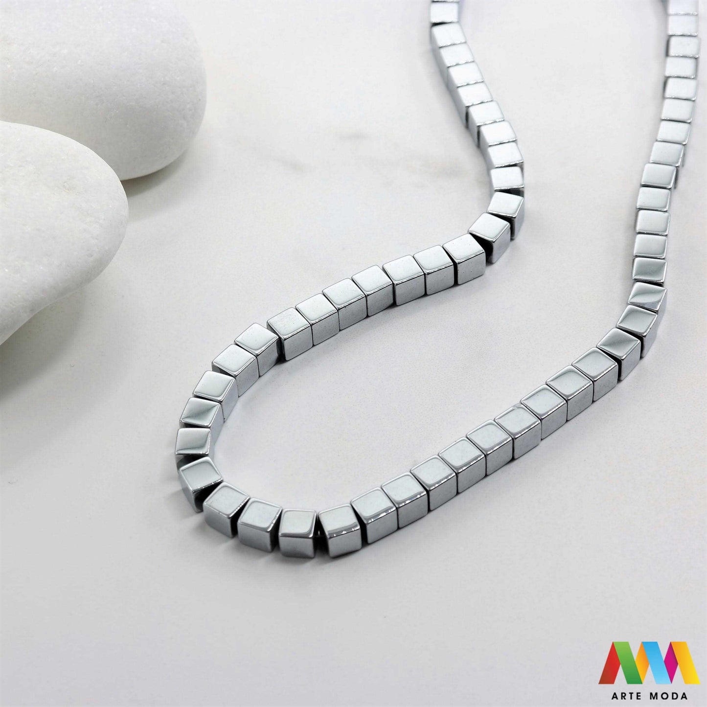 hematit krvavi kamen poludragi mineral metalni sjaj kvarc zrcalo kristal prirodni metalik meditacija zaštita repromaterijal Hematit (ili krvavi kamen) je prirodni mineral smeđe sive ili crne boje karakteriziran prisustvom hladnog metalnog sjaja Vjeruje se da pomaže u jačanju volje samopouzdanja i povezanosti s majkom zemljom Nakit izrađen od njega fascinira svojim tajanstvenim zrcalnim sjajem