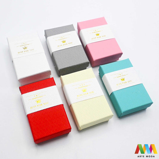 kutijice ukrasne kartonske kutije za nakit poklon ambalaža darivanje pakiranje poklopac prstenje ogrlice naušnice luksuzne elegantne ručni rad personalizirane dar Savršeno pakiranje ljepota vaših kreacija elegantnih i čvrstih kartonskih kutija izrađenih od kvalitetnog papira s mekanim umetkom od spužve prstenje ogrlice naušnice i narukvice nježnu zaštitu od ogrebotina dodaju dašak luksuza i profinjenosti vašem poklonu izloženom nakitu Dostupne u raznim veličinama bojama i dezenima arte moda repromaterijal