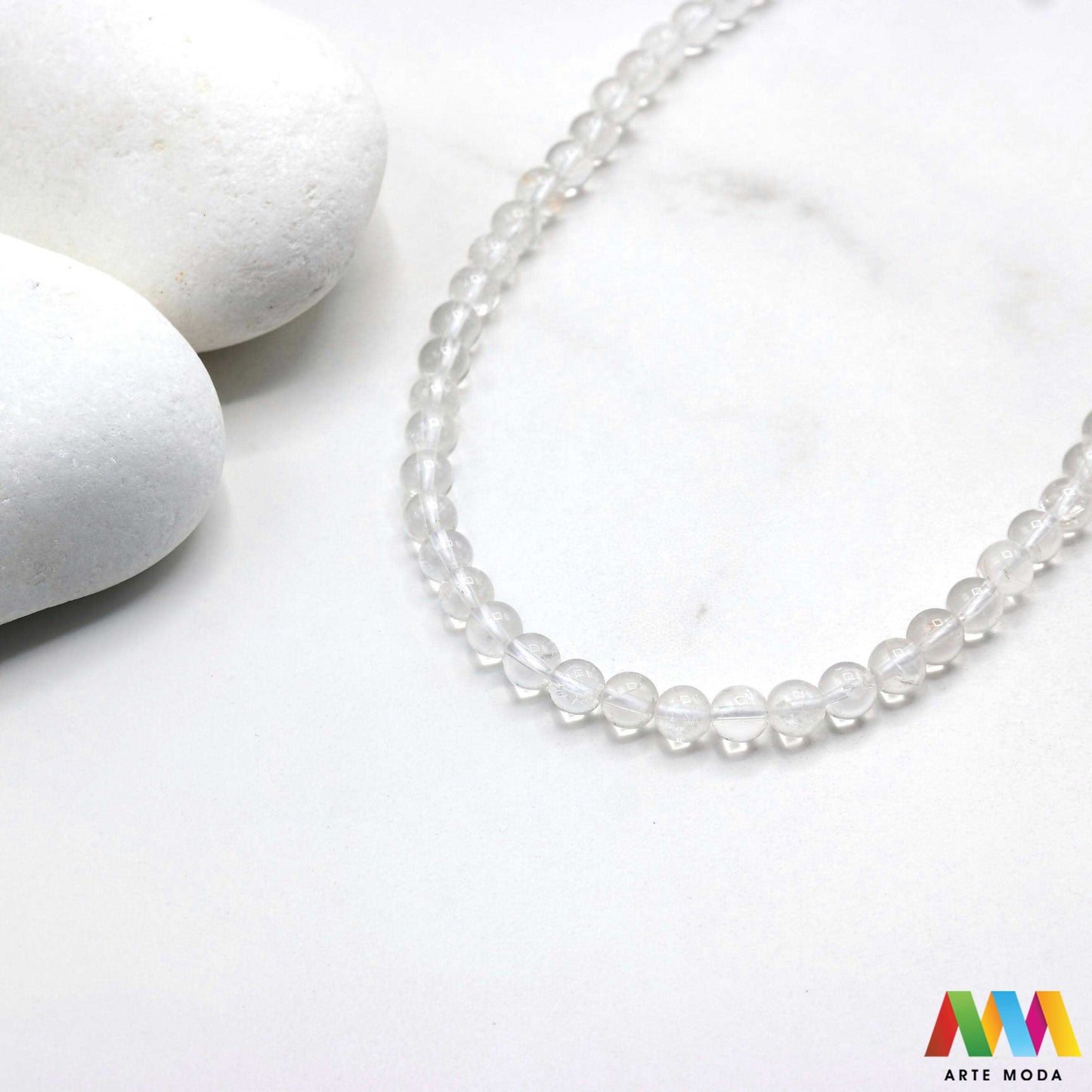 gorski kristal čisti kvarc kvarcni stjenoviti kremen poludrago kamenje repromaterijal poludragi kamen mineral perle nakit meditacija isceljenje čišćenje energije aura energetska pojačala prozirni čisti kristaloterapija Gorski kristal je kamen svih kamena Simbol čistoće svjetlosti moćne energije Smatra se univerzalnim iscjeliteljem jer pojačava energiju čisti čakre pretvara negativnost u pozitivu izradu nakita meditaciju čišćenje prostora Birajte perle različitih dimenzija i oblika arte moda repromaterijal