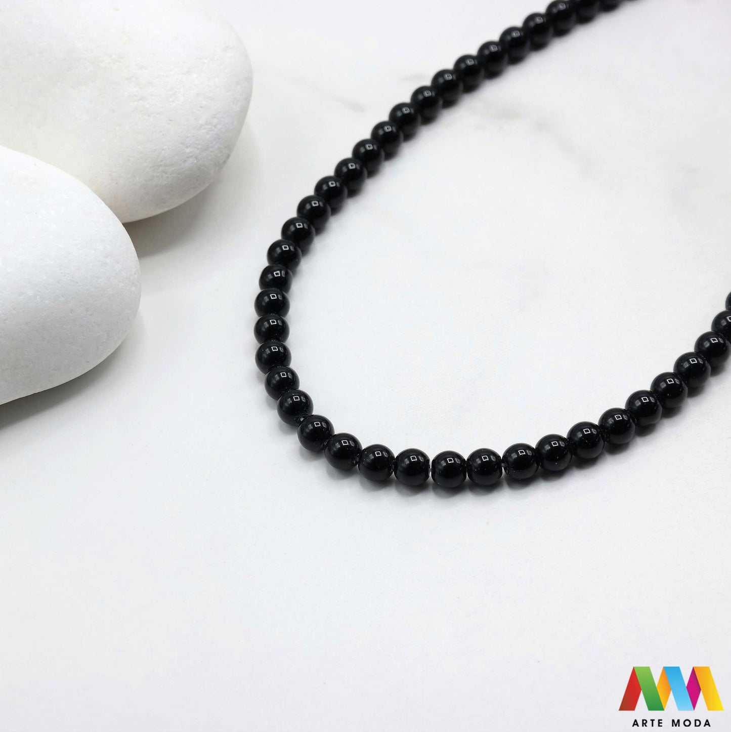 oniks onyx kristal kvarc kalcedon poludrago kamenje repromaterijal poludragi ukrasni kamen mineral crne perle crni muški nakit zaštite uzemljenje snaga izrada DIY mat sjajni narukvice ogrlice Otkrijte moć Oniksa Ovaj crni poludragi kamen simbolizira snagu zaštitu i uzemljenje Njegova duboka boja i elegantan finiš (mat/sjajni) savršeni su za sofisticirani muški i unisex nakit Birajte mat ili sjajne perle od Oniksa i unesite dozu klasične elegancije u svoj uradi sam nakit arte moda repromaterijal