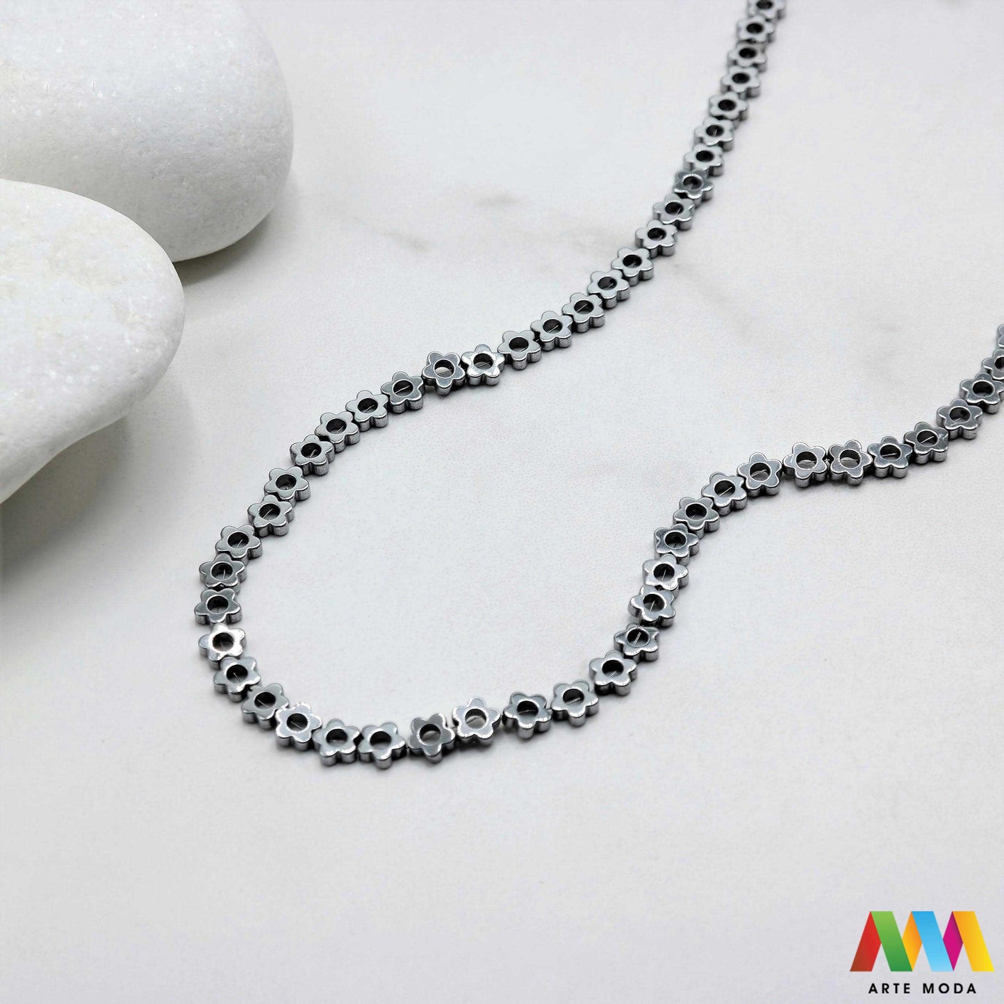 hematit krvavi kamen poludragi mineral metalni sjaj kvarc zrcalo kristal prirodni metalik meditacija zaštita repromaterijal Hematit (ili krvavi kamen) je prirodni mineral smeđe sive ili crne boje karakteriziran prisustvom hladnog metalnog sjaja Vjeruje se da pomaže u jačanju volje samopouzdanja i povezanosti s majkom zemljom Nakit izrađen od njega fascinira svojim tajanstvenim zrcalnim sjajem