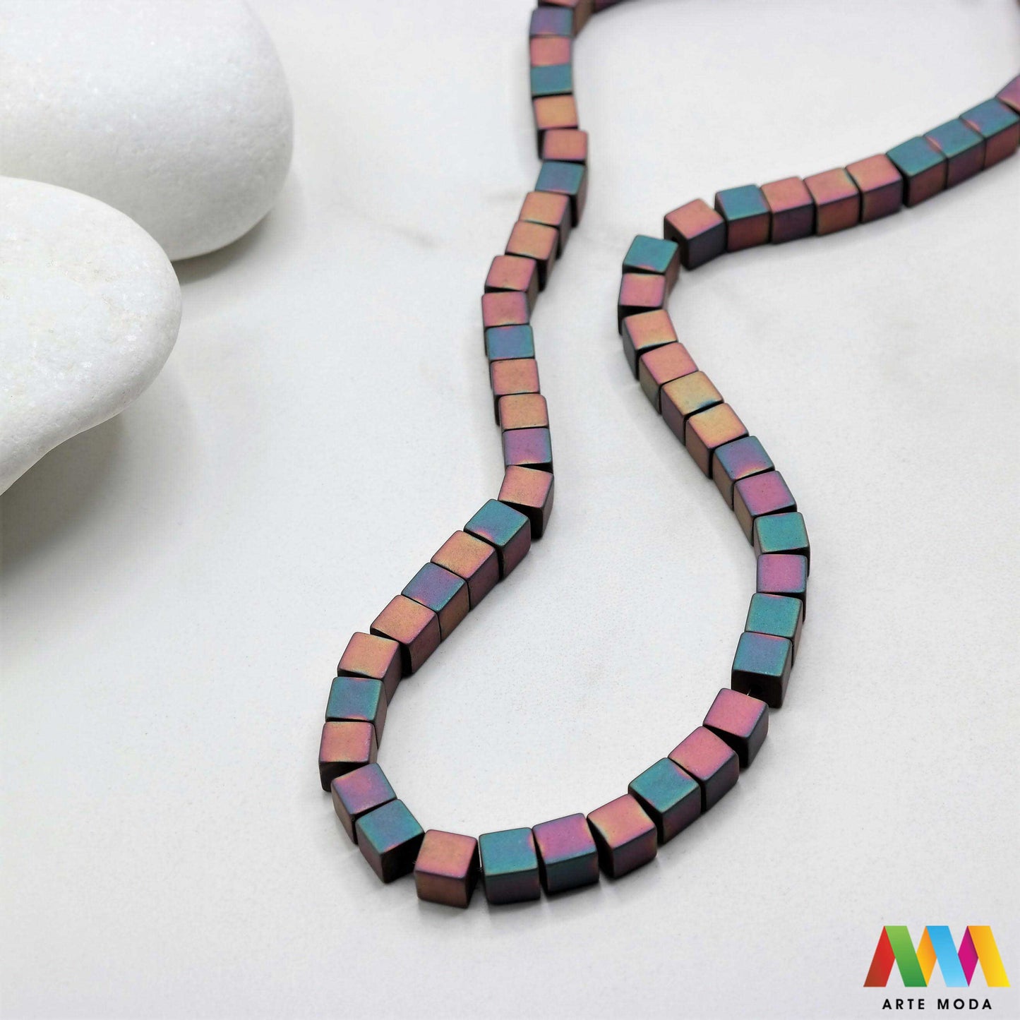 hematit krvavi kamen poludragi mineral metalni sjaj kvarc zrcalo kristal prirodni metalik meditacija zaštita repromaterijal Hematit (ili krvavi kamen) je prirodni mineral smeđe sive ili crne boje karakteriziran prisustvom hladnog metalnog sjaja Vjeruje se da pomaže u jačanju volje samopouzdanja i povezanosti s majkom zemljom Nakit izrađen od njega fascinira svojim tajanstvenim zrcalnim sjajem