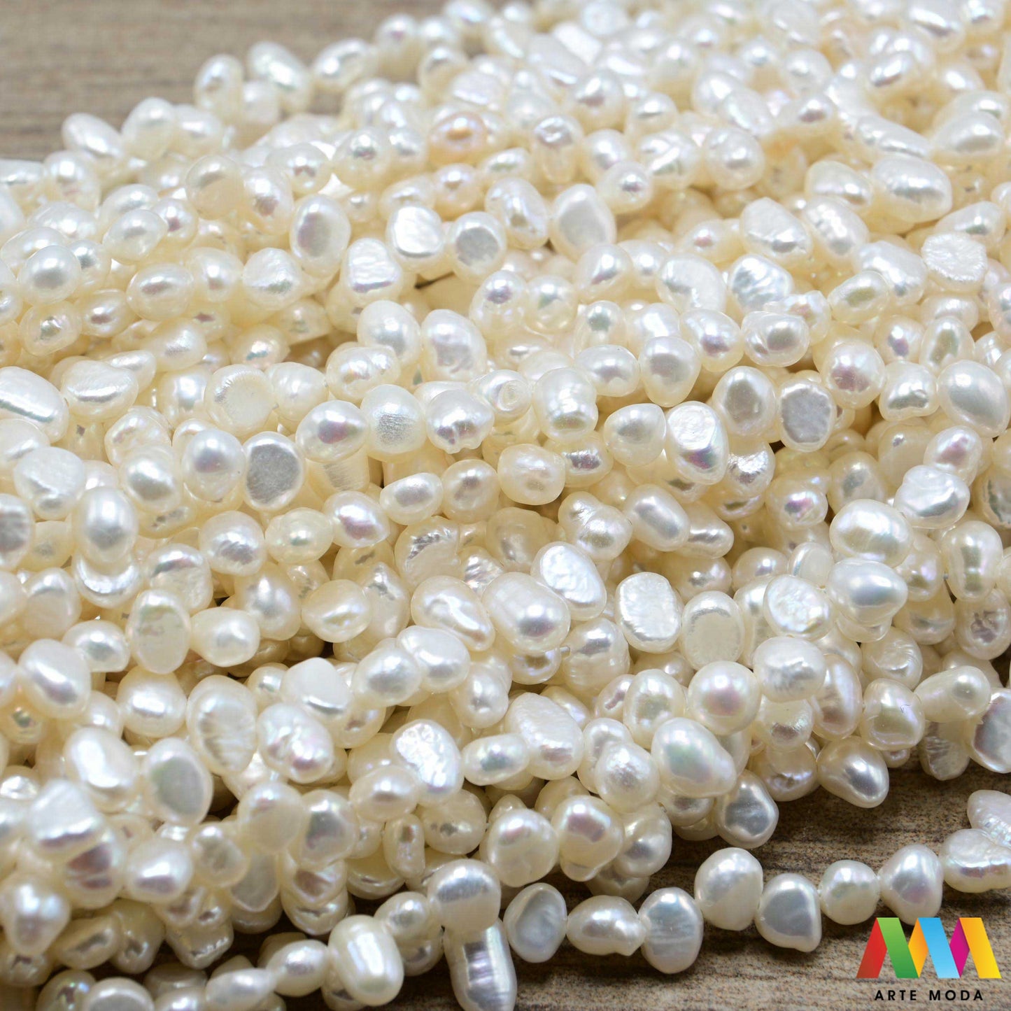 perle bijeli vjenčani niz sedef barokni baroque pearls zrno bisernica školjka dragulj poludrago kamenje ukrasni mineral kristal Bezvremenska klasika u vašim rukama Riječni biseri su omiljeni materijal za izradu nakita koji odiše elegancijom luksuzom prirodni slatkovodni biseri očarat će vas svojim nježnim sjajem unikatnim oblicima Savršeni za izradu ogrlica narukvica naušnica koje se prenose generacijama Dodajte dozu profinjenosti uradi sam nakitu uz autentične bisere naše kolekcije arte moda repromaterijal