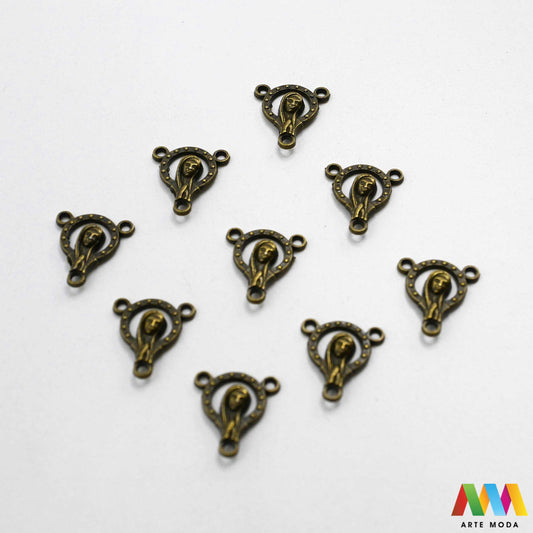 metalni razdjelnik konektor izrada krunice krunica metalni dijelovi krunicu repromaterijal sakralni nakit vjerski križić spojnica krunica perle pribor diy Gospa i Srce Isusovo Neizostavan element za svaku krunicu Ovi kvalitetni metalni razdjelnici poznati i kao konektori služe za spajanje dijelova krunice i naglašavaju njezinu središnju točku Izrađeni od izdržljivog metala naši razdjelnici su savršen izbor za izradu vlastitih krunica bilo da koristite perle staklo ili kamenje arte moda repromaterijal