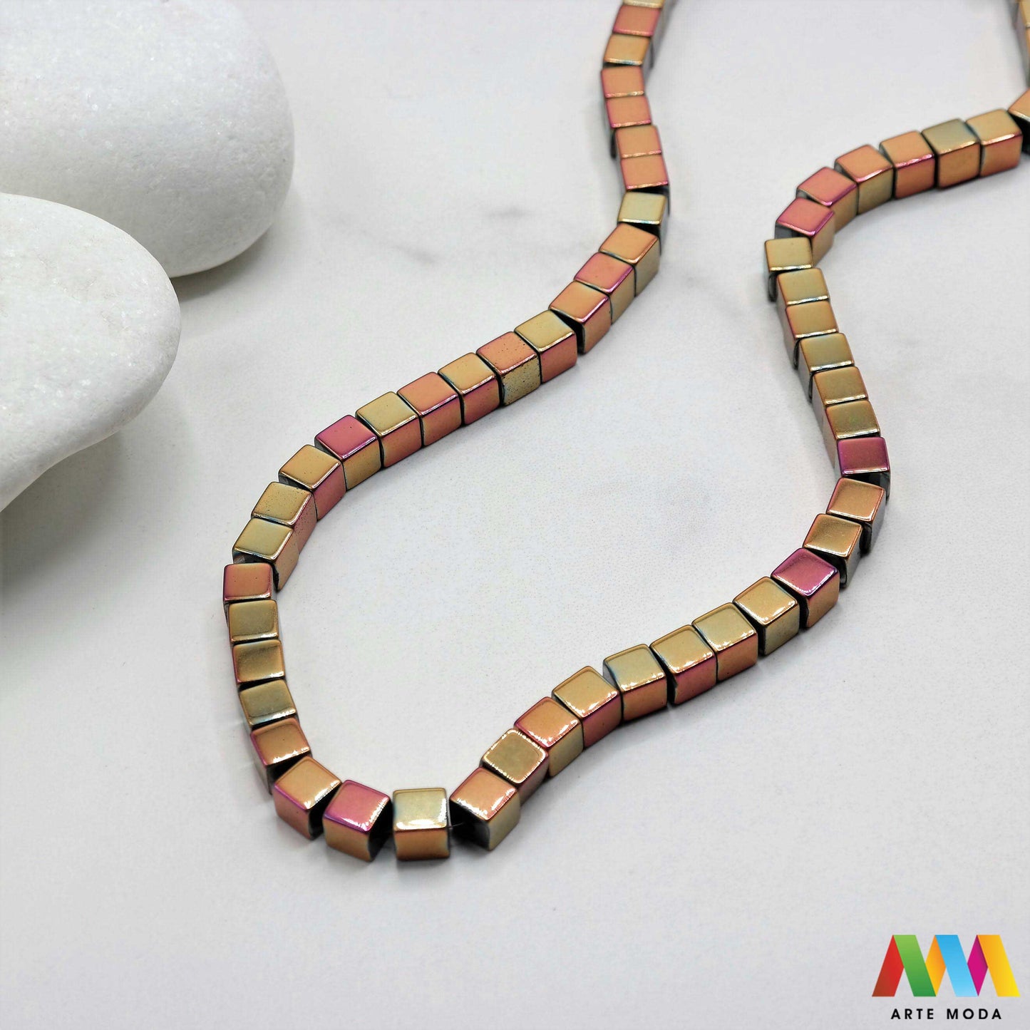 hematit krvavi kamen poludragi mineral metalni sjaj kvarc zrcalo kristal prirodni metalik meditacija zaštita repromaterijal Hematit (ili krvavi kamen) je prirodni mineral smeđe sive ili crne boje karakteriziran prisustvom hladnog metalnog sjaja Vjeruje se da pomaže u jačanju volje samopouzdanja i povezanosti s majkom zemljom Nakit izrađen od njega fascinira svojim tajanstvenim zrcalnim sjajem