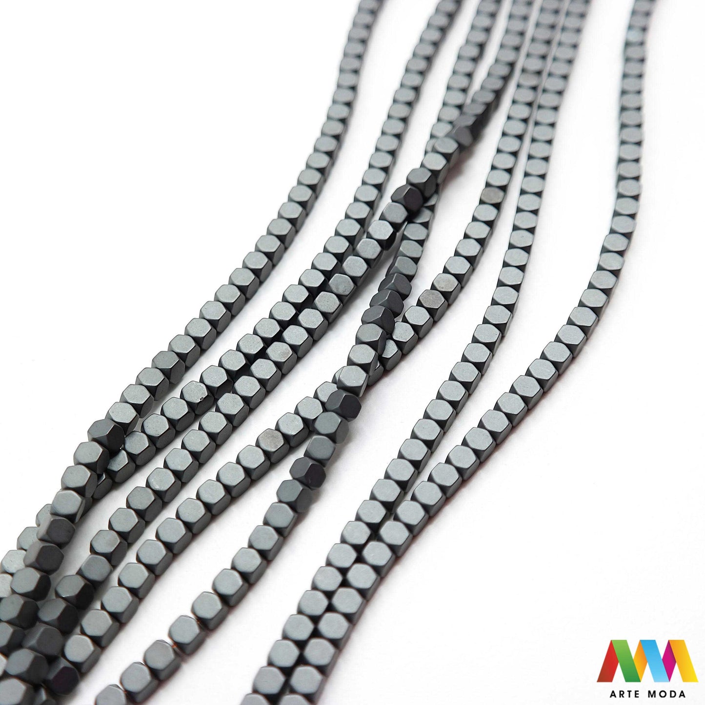 hematit krvavi kamen poludragi mineral metalni sjaj kvarc zrcalo kristal prirodni metalik meditacija zaštita repromaterijal Hematit (ili krvavi kamen) je prirodni mineral smeđe sive ili crne boje karakteriziran prisustvom hladnog metalnog sjaja Vjeruje se da pomaže u jačanju volje samopouzdanja i povezanosti s majkom zemljom Nakit izrađen od njega fascinira svojim tajanstvenim zrcalnim sjajem