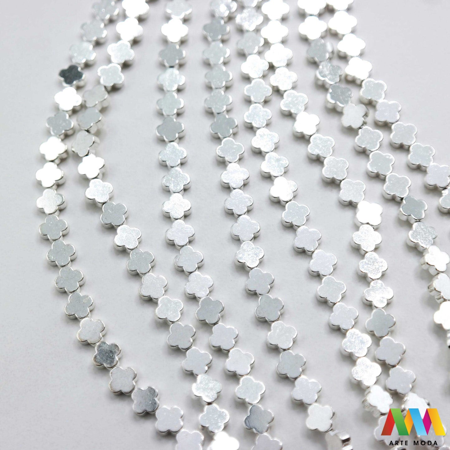 hematit krvavi kamen poludragi mineral metalni sjaj kvarc zrcalo kristal prirodni metalik meditacija zaštita repromaterijal Hematit (ili krvavi kamen) je prirodni mineral smeđe sive ili crne boje karakteriziran prisustvom hladnog metalnog sjaja Vjeruje se da pomaže u jačanju volje samopouzdanja i povezanosti s majkom zemljom Nakit izrađen od njega fascinira svojim tajanstvenim zrcalnim sjajem