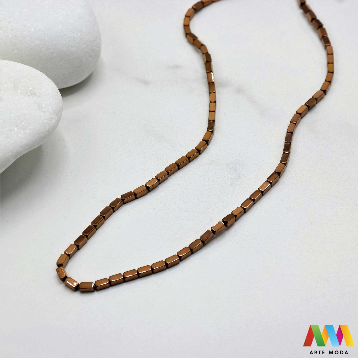 hematit krvavi kamen poludragi mineral metalni sjaj kvarc zrcalo kristal prirodni metalik meditacija zaštita repromaterijal Hematit (ili krvavi kamen) je prirodni mineral smeđe sive ili crne boje karakteriziran prisustvom hladnog metalnog sjaja Vjeruje se da pomaže u jačanju volje samopouzdanja i povezanosti s majkom zemljom Nakit izrađen od njega fascinira svojim tajanstvenim zrcalnim sjajem