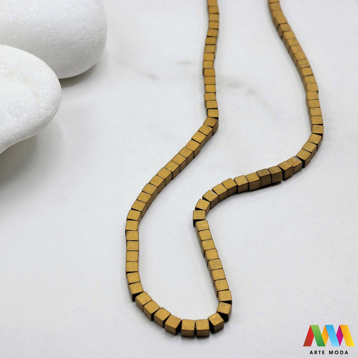 hematit krvavi kamen poludragi mineral metalni sjaj kvarc zrcalo kristal prirodni metalik meditacija zaštita repromaterijal Hematit (ili krvavi kamen) je prirodni mineral smeđe sive ili crne boje karakteriziran prisustvom hladnog metalnog sjaja Vjeruje se da pomaže u jačanju volje samopouzdanja i povezanosti s majkom zemljom Nakit izrađen od njega fascinira svojim tajanstvenim zrcalnim sjajem