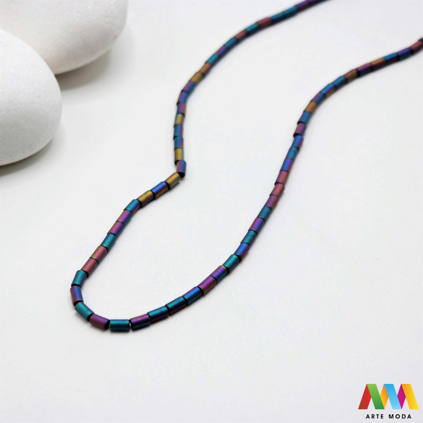 hematit krvavi kamen poludragi mineral metalni sjaj kvarc zrcalo kristal prirodni metalik meditacija zaštita repromaterijal Hematit (ili krvavi kamen) je prirodni mineral smeđe sive ili crne boje karakteriziran prisustvom hladnog metalnog sjaja Vjeruje se da pomaže u jačanju volje samopouzdanja i povezanosti s majkom zemljom Nakit izrađen od njega fascinira svojim tajanstvenim zrcalnim sjajem