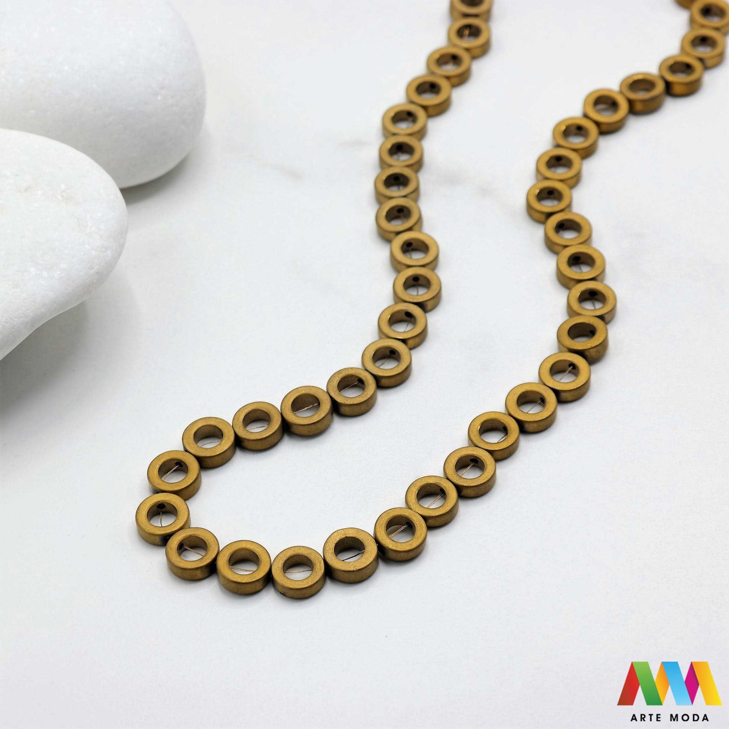 hematit krvavi kamen poludragi mineral metalni sjaj kvarc zrcalo kristal prirodni metalik meditacija zaštita repromaterijal Hematit (ili krvavi kamen) je prirodni mineral smeđe sive ili crne boje karakteriziran prisustvom hladnog metalnog sjaja Vjeruje se da pomaže u jačanju volje samopouzdanja i povezanosti s majkom zemljom Nakit izrađen od njega fascinira svojim tajanstvenim zrcalnim sjajem