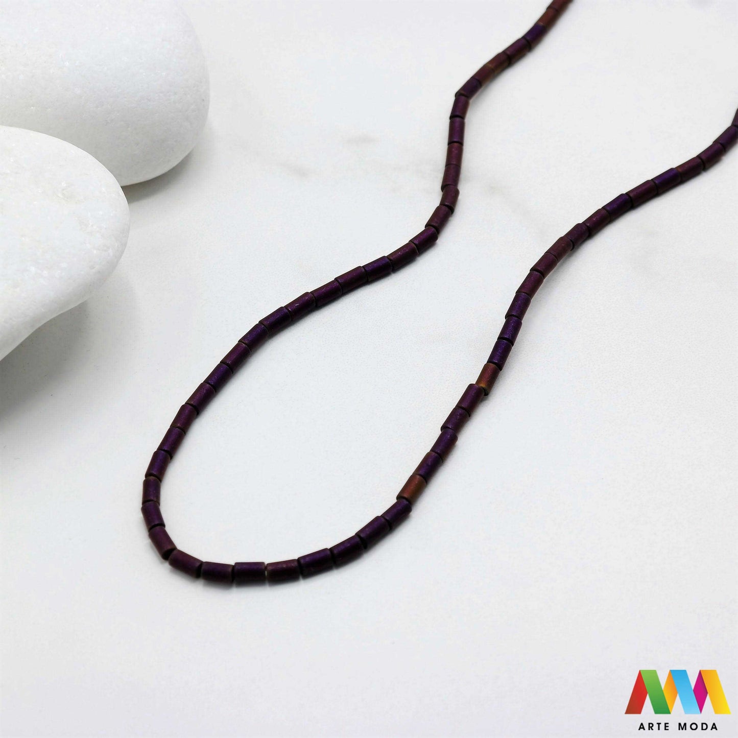 hematit krvavi kamen poludragi mineral metalni sjaj kvarc zrcalo kristal prirodni metalik meditacija zaštita repromaterijal Hematit (ili krvavi kamen) je prirodni mineral smeđe sive ili crne boje karakteriziran prisustvom hladnog metalnog sjaja Vjeruje se da pomaže u jačanju volje samopouzdanja i povezanosti s majkom zemljom Nakit izrađen od njega fascinira svojim tajanstvenim zrcalnim sjajem