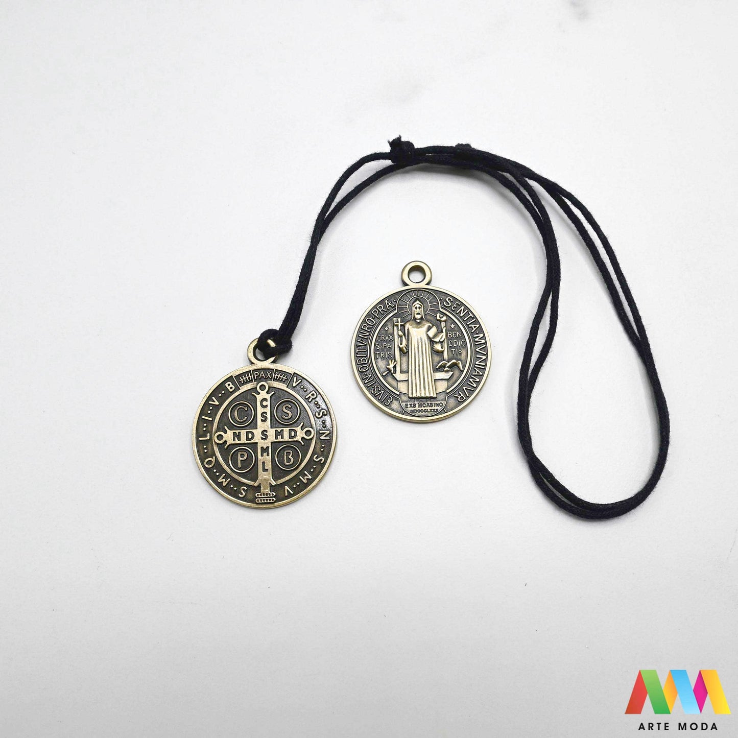 Sveti Benedikt medalja križ Svetog Benedikta zaštita duhovni nakit vjerski privjesci sakralni kršćanski Benediktinska zaštitu simbol vjere katolički privjesak ogrlica blagoslovljena zaštitni znak marko perkovic thompson tomson Otkrijte snagu i zaštitu moćne medalje Svetog Benedikta Ova posebna kategorija donosi vam pažljivo odabrane privjeske i medalje Svetog Benedikta simbole duboke vjere mira i zaštite od zla Nosite ih kao podsjetnik na snagu duha i neprobojnu obranu od negativnosti arte moda