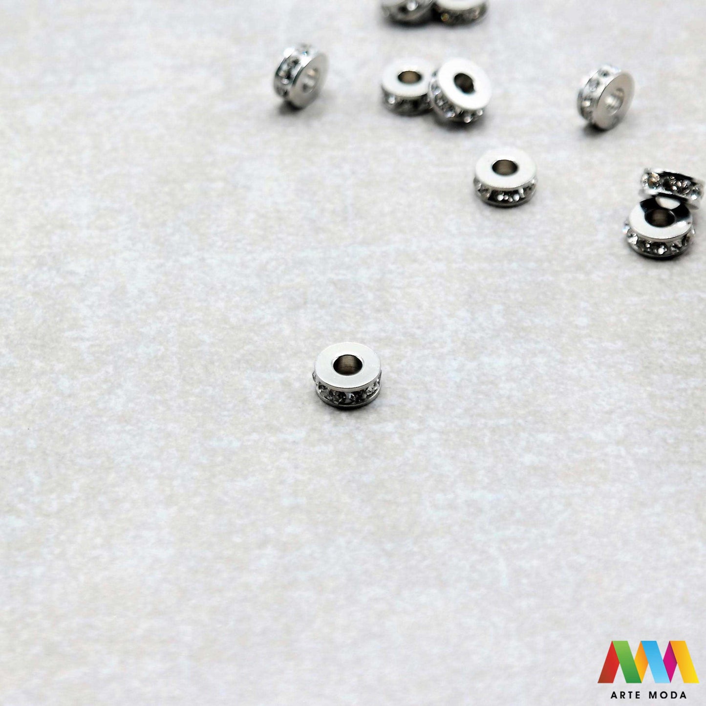 krug s cirkonima cirkon privjesak s jednom rupom jedna rupa privjesak od čelika repromaterijal čelični ogrlice ogrlica narukvica narukvice nanožnica nehrđajući Privjesci izrađeni od nehrđajućeg čelika 316L koji služe za izradu nakita poput narukvica ili ogrlica najčešće se koriste za nizanje ili uz pomoć alkice se stavljaju na sajlu gumu flaks i ostale materijale