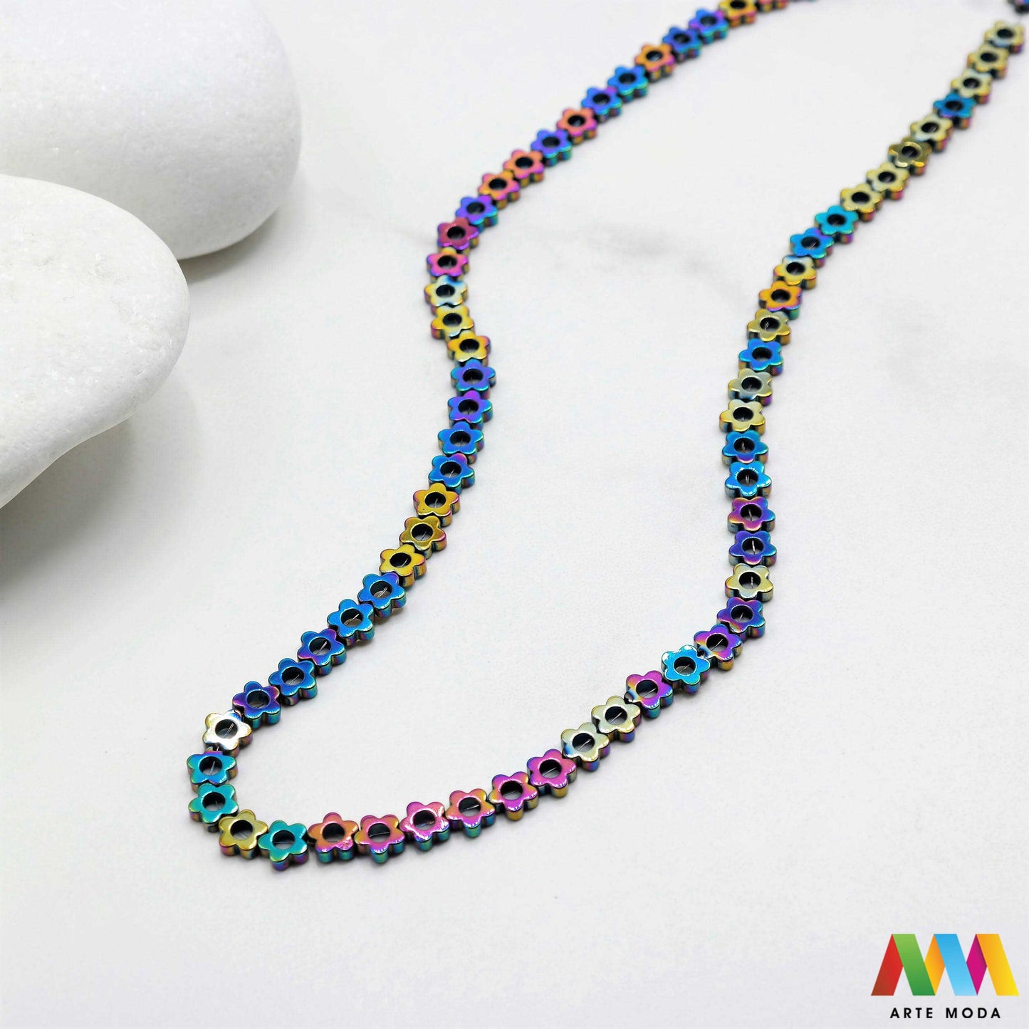 hematit krvavi kamen poludragi mineral metalni sjaj kvarc zrcalo kristal prirodni metalik meditacija zaštita repromaterijal Hematit (ili krvavi kamen) je prirodni mineral smeđe sive ili crne boje karakteriziran prisustvom hladnog metalnog sjaja Vjeruje se da pomaže u jačanju volje samopouzdanja i povezanosti s majkom zemljom Nakit izrađen od njega fascinira svojim tajanstvenim zrcalnim sjajem