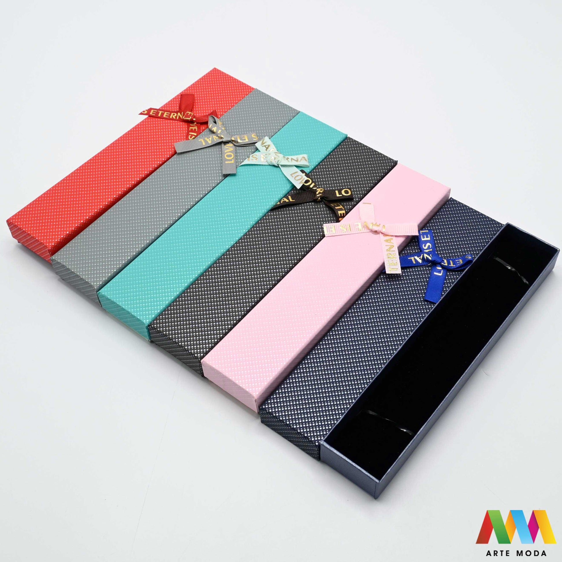 kutijice ukrasne kartonske kutije za nakit poklon ambalaža darivanje pakiranje poklopac prstenje ogrlice naušnice luksuzne elegantne ručni rad personalizirane dar Savršeno pakiranje ljepota vaših kreacija elegantnih i čvrstih kartonskih kutija izrađenih od kvalitetnog papira s mekanim umetkom od spužve prstenje ogrlice naušnice i narukvice nježnu zaštitu od ogrebotina dodaju dašak luksuza i profinjenosti vašem poklonu izloženom nakitu Dostupne u raznim veličinama bojama i dezenima arte moda repromaterijal