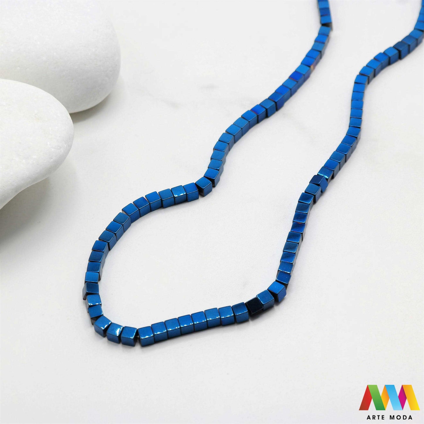 hematit krvavi kamen poludragi mineral metalni sjaj kvarc zrcalo kristal prirodni metalik meditacija zaštita repromaterijal Hematit (ili krvavi kamen) je prirodni mineral smeđe sive ili crne boje karakteriziran prisustvom hladnog metalnog sjaja Vjeruje se da pomaže u jačanju volje samopouzdanja i povezanosti s majkom zemljom Nakit izrađen od njega fascinira svojim tajanstvenim zrcalnim sjajem