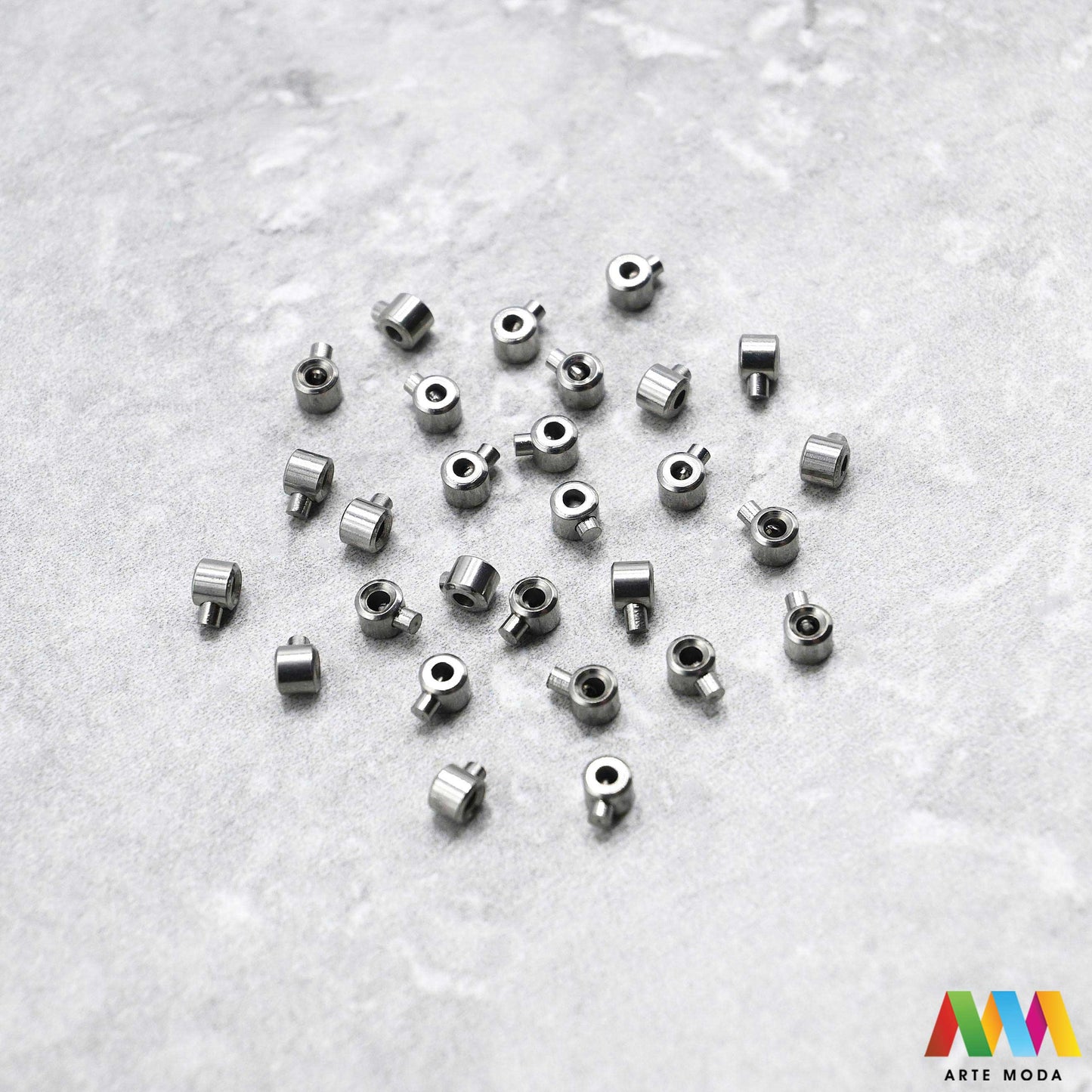 dijelovi inox nizanje pribor repromaterijal sigurni spojnice završeci čelični stoperi stop perle nehrđajući čelik kirurški komponente nakit izrada narukvice ogrlice DIY sigurnosne metalni stezne Osigurajte svoj nakit s stoperima od nehrđajućeg čelika Ovi mali ključni dijelovi fiksiraju perle i privjeske sprječavajući pomicanje Izrađeni od kirurškog čelika ne hrđaju i jamče trajnost vaše narukvice ili ogrlice Jednostavno ih stisnite kliještima i uživajte u stabilnoj kreaciji arte moda repromaterijal