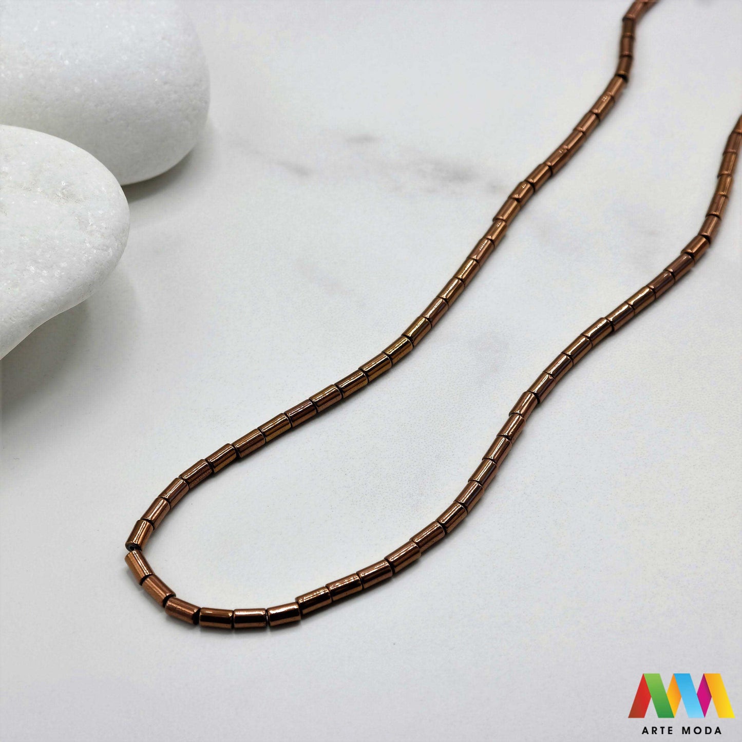 hematit krvavi kamen poludragi mineral metalni sjaj kvarc zrcalo kristal prirodni metalik meditacija zaštita repromaterijal Hematit (ili krvavi kamen) je prirodni mineral smeđe sive ili crne boje karakteriziran prisustvom hladnog metalnog sjaja Vjeruje se da pomaže u jačanju volje samopouzdanja i povezanosti s majkom zemljom Nakit izrađen od njega fascinira svojim tajanstvenim zrcalnim sjajem