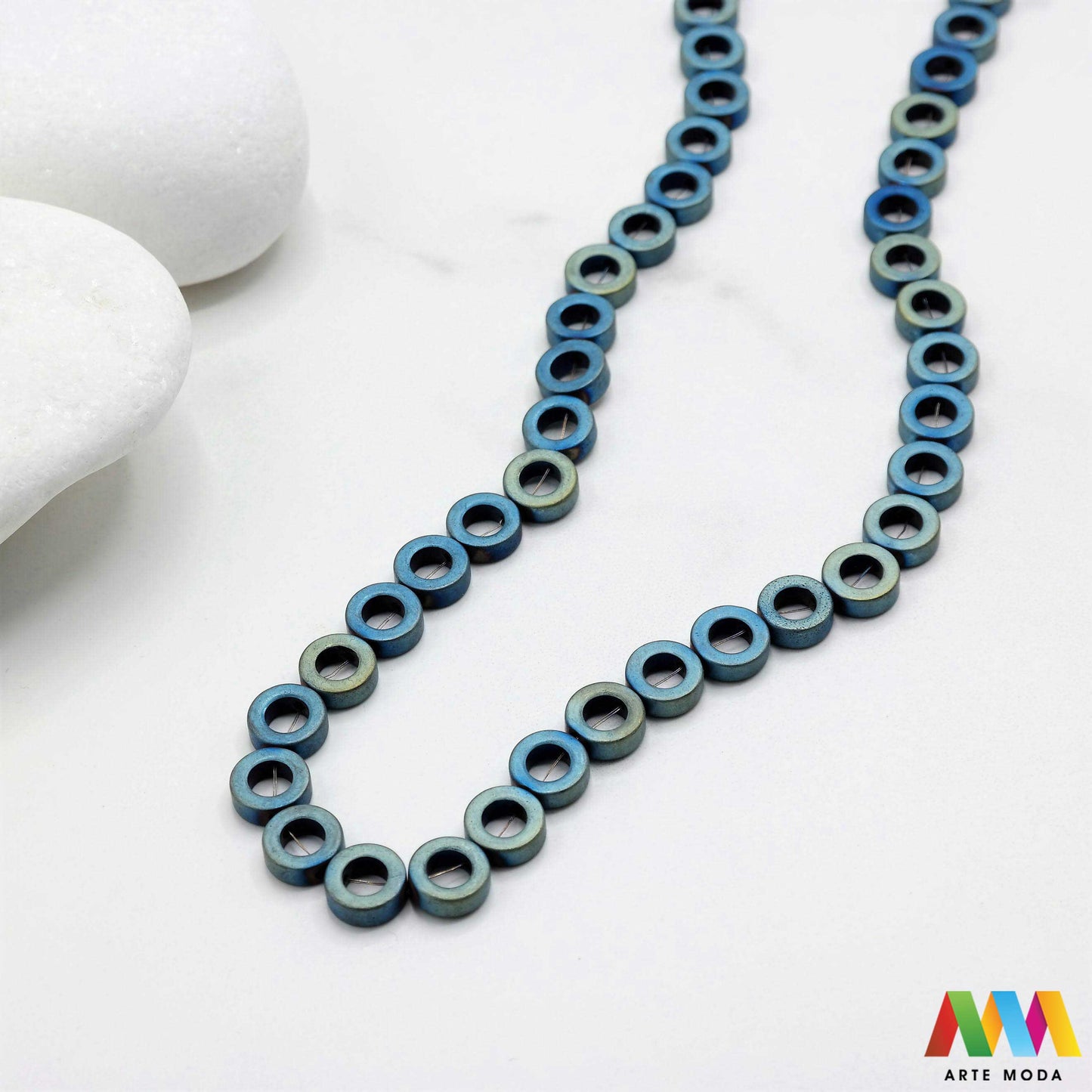 hematit krvavi kamen poludragi mineral metalni sjaj kvarc zrcalo kristal prirodni metalik meditacija zaštita repromaterijal Hematit (ili krvavi kamen) je prirodni mineral smeđe sive ili crne boje karakteriziran prisustvom hladnog metalnog sjaja Vjeruje se da pomaže u jačanju volje samopouzdanja i povezanosti s majkom zemljom Nakit izrađen od njega fascinira svojim tajanstvenim zrcalnim sjajem