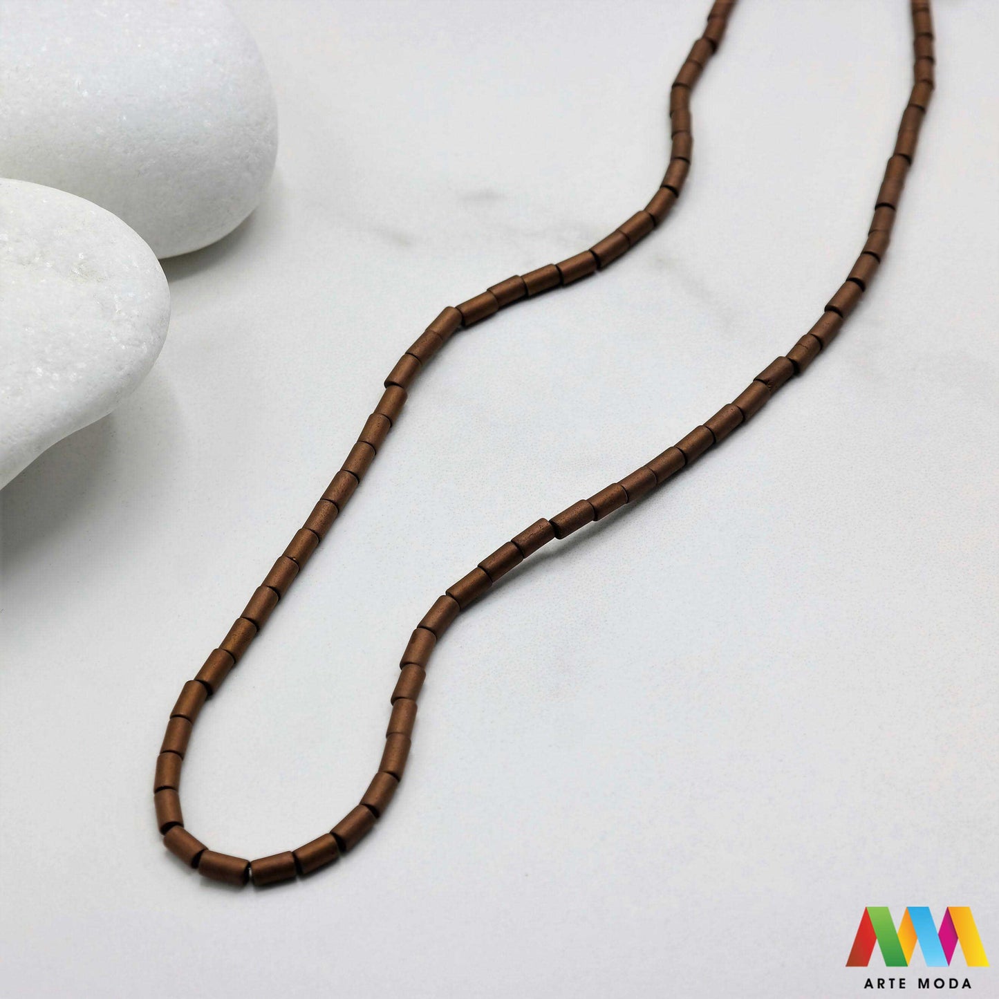 hematit krvavi kamen poludragi mineral metalni sjaj kvarc zrcalo kristal prirodni metalik meditacija zaštita repromaterijal Hematit (ili krvavi kamen) je prirodni mineral smeđe sive ili crne boje karakteriziran prisustvom hladnog metalnog sjaja Vjeruje se da pomaže u jačanju volje samopouzdanja i povezanosti s majkom zemljom Nakit izrađen od njega fascinira svojim tajanstvenim zrcalnim sjajem