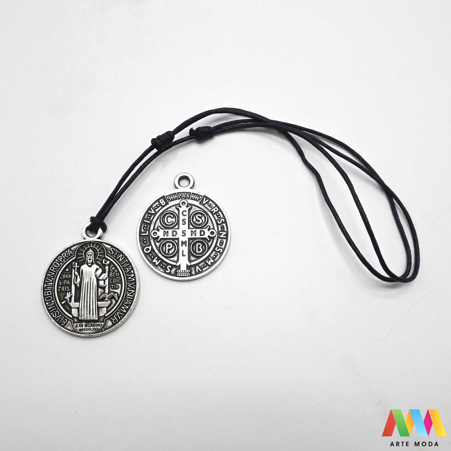 Sveti Benedikt medalja križ Svetog Benedikta zaštita duhovni nakit vjerski privjesci sakralni kršćanski Benediktinska zaštitu simbol vjere katolički privjesak ogrlica blagoslovljena zaštitni znak marko perkovic thompson tomson Otkrijte snagu i zaštitu moćne medalje Svetog Benedikta Ova posebna kategorija donosi vam pažljivo odabrane privjeske i medalje Svetog Benedikta simbole duboke vjere mira i zaštite od zla Nosite ih kao podsjetnik na snagu duha i neprobojnu obranu od negativnosti arte moda