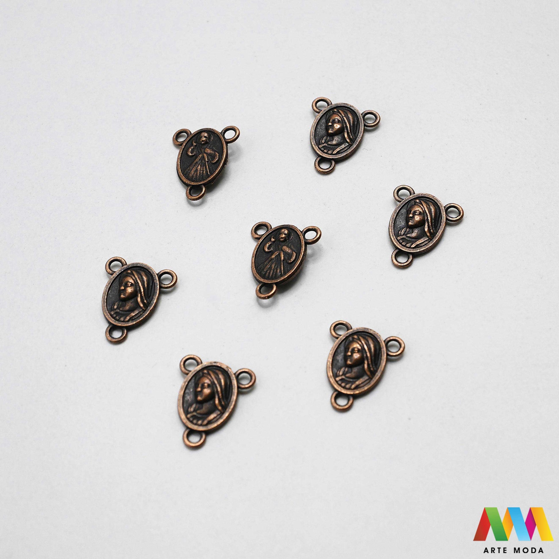 metalni razdjelnik konektor izrada krunice krunica metalni dijelovi krunicu repromaterijal sakralni nakit vjerski križić spojnica krunica perle pribor diy Gospa i Milosrdni Isus Neizostavan element za svaku krunicu Ovi kvalitetni metalni razdjelnici poznati i kao konektori služe za spajanje dijelova krunice i naglašavaju njezinu središnju točku Izrađeni od izdržljivog metala naši razdjelnici su savršen izbor za izradu vlastitih krunica bilo da koristite perle staklo ili kamenje arte moda repromaterijal