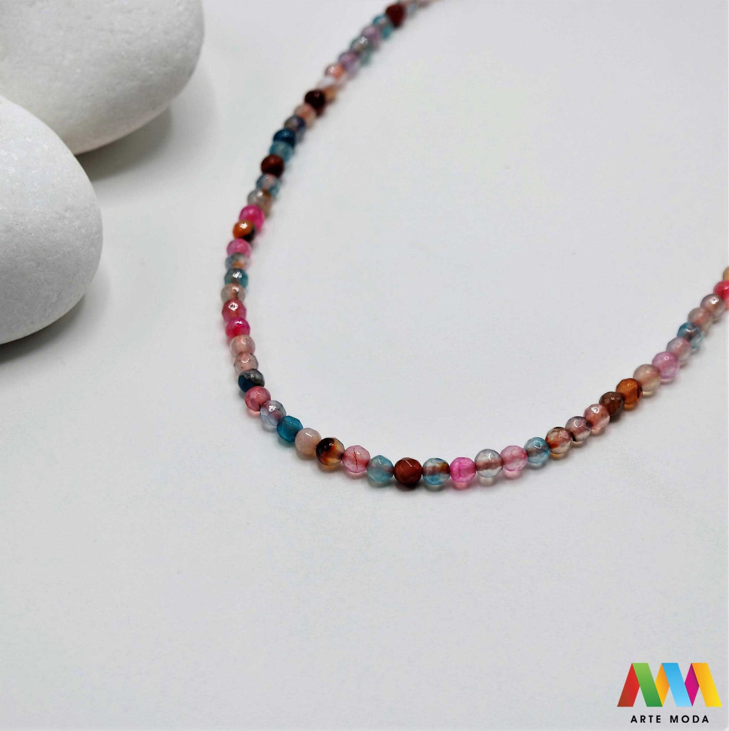 poludragi kamen ahat kristal kalcedon polu dragi poludrago kamenje dragulj mineral kvarc Ahat je jedan od najrasprostranjenijih kristala na planeti Ahat spada u grupu kalcedona izrazito je dekorativan te se od njega izrađuje lijepi nakit i ukrasni predmeti U Hrvatskoj je poznati Lepoglavski Ahat s brda Gaveznica