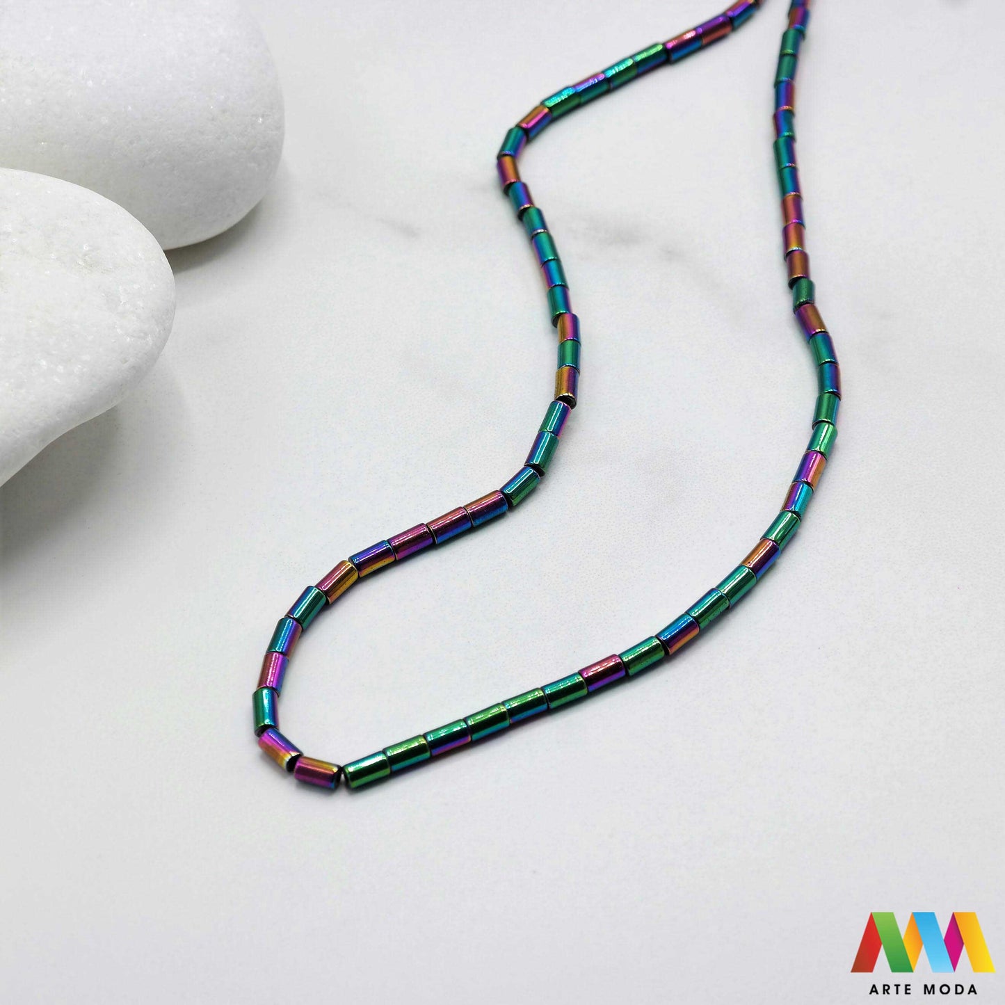 hematit krvavi kamen poludragi mineral metalni sjaj kvarc zrcalo kristal prirodni metalik meditacija zaštita repromaterijal Hematit (ili krvavi kamen) je prirodni mineral smeđe sive ili crne boje karakteriziran prisustvom hladnog metalnog sjaja Vjeruje se da pomaže u jačanju volje samopouzdanja i povezanosti s majkom zemljom Nakit izrađen od njega fascinira svojim tajanstvenim zrcalnim sjajem