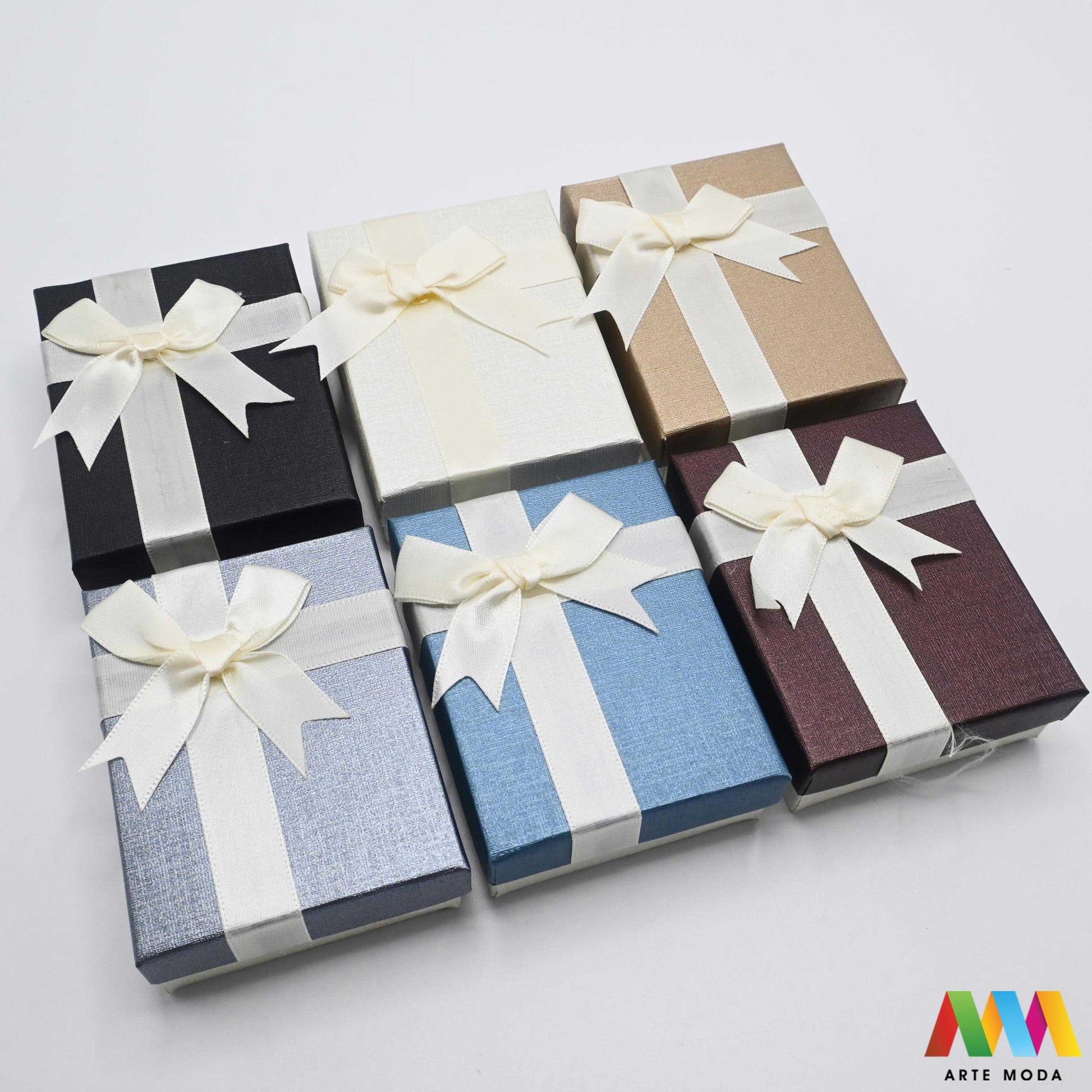 kutijice ukrasne kartonske kutije za nakit poklon ambalaža darivanje pakiranje poklopac prstenje ogrlice naušnice luksuzne elegantne ručni rad personalizirane dar Savršeno pakiranje ljepota vaših kreacija elegantnih i čvrstih kartonskih kutija izrađenih od kvalitetnog papira s mekanim umetkom od spužve prstenje ogrlice naušnice i narukvice nježnu zaštitu od ogrebotina dodaju dašak luksuza i profinjenosti vašem poklonu izloženom nakitu Dostupne u raznim veličinama bojama i dezenima arte moda repromaterijal