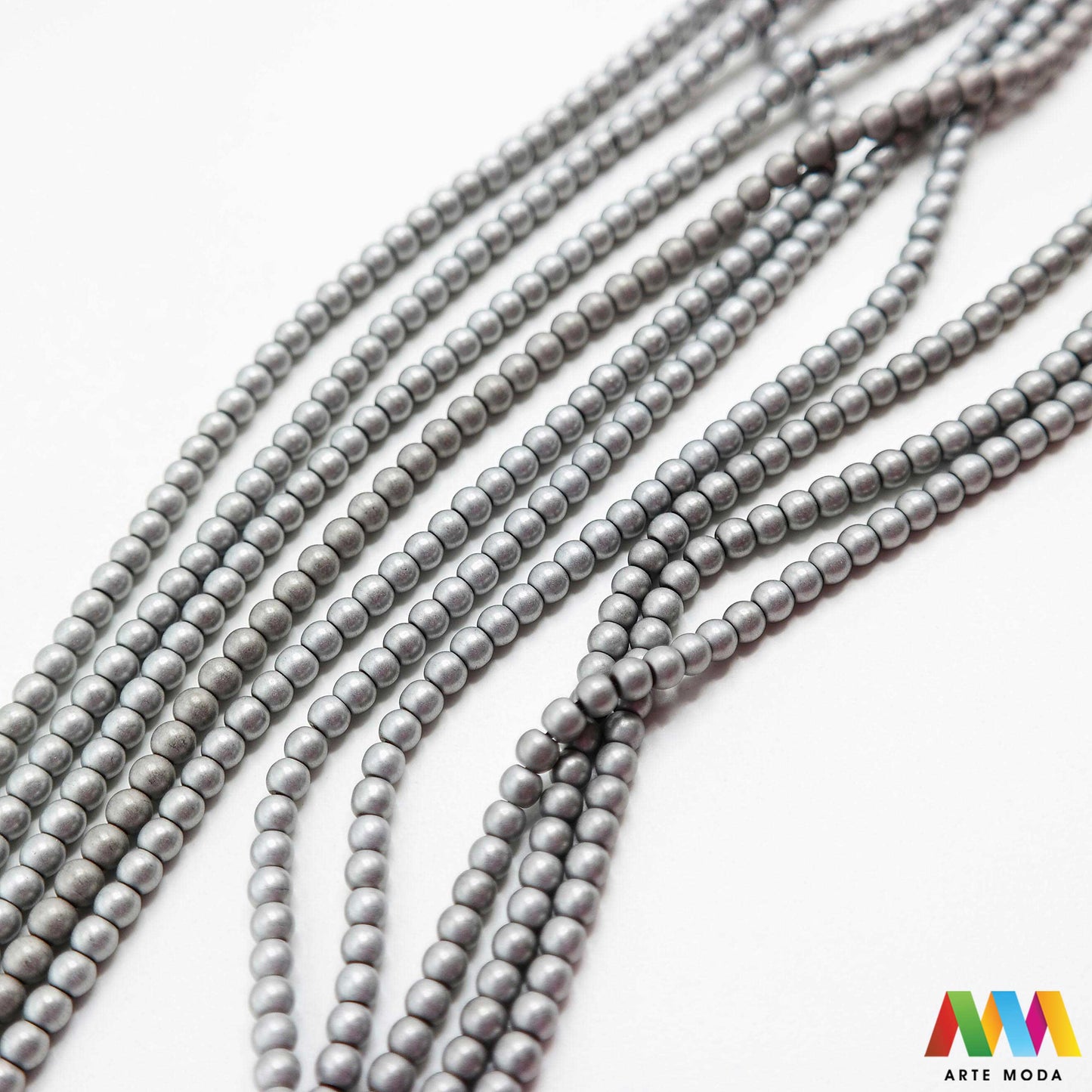 hematit krvavi kamen poludragi mineral metalni sjaj kvarc zrcalo kristal prirodni metalik meditacija zaštita repromaterijal Hematit (ili krvavi kamen) je prirodni mineral smeđe sive ili crne boje karakteriziran prisustvom hladnog metalnog sjaja Vjeruje se da pomaže u jačanju volje samopouzdanja i povezanosti s majkom zemljom Nakit izrađen od njega fascinira svojim tajanstvenim zrcalnim sjajem