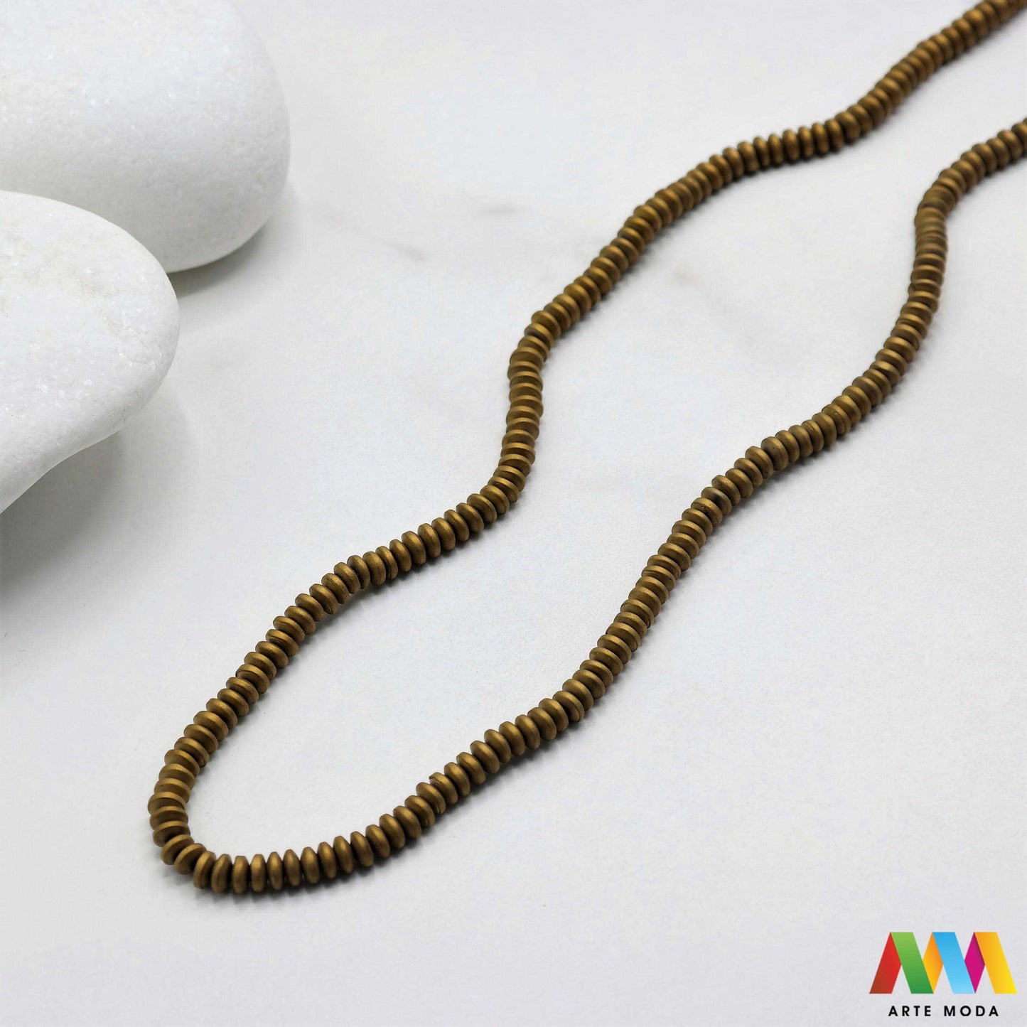 hematit krvavi kamen poludragi mineral metalni sjaj kvarc zrcalo kristal prirodni metalik meditacija zaštita repromaterijal Hematit (ili krvavi kamen) je prirodni mineral smeđe sive ili crne boje karakteriziran prisustvom hladnog metalnog sjaja Vjeruje se da pomaže u jačanju volje samopouzdanja i povezanosti s majkom zemljom Nakit izrađen od njega fascinira svojim tajanstvenim zrcalnim sjajem