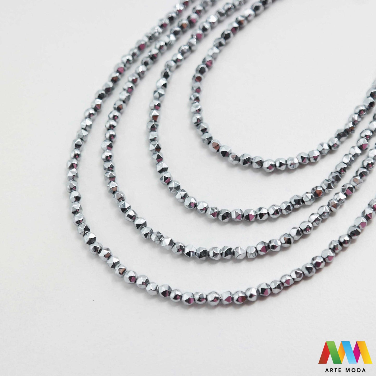 hematit krvavi kamen poludragi mineral metalni sjaj kvarc zrcalo kristal prirodni metalik meditacija zaštita repromaterijal Hematit (ili krvavi kamen) je prirodni mineral smeđe sive ili crne boje karakteriziran prisustvom hladnog metalnog sjaja Vjeruje se da pomaže u jačanju volje samopouzdanja i povezanosti s majkom zemljom Nakit izrađen od njega fascinira svojim tajanstvenim zrcalnim sjajem