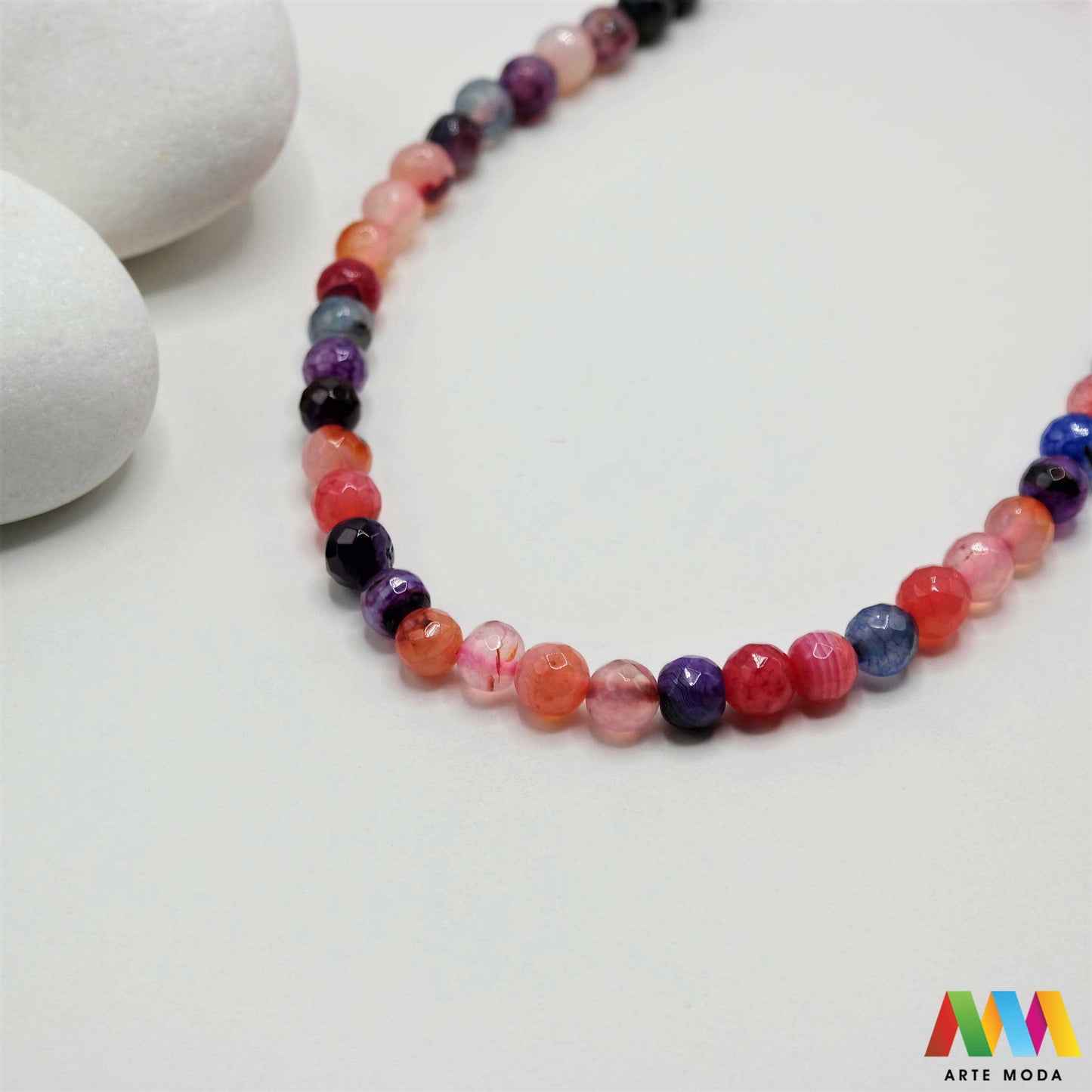 poludragi kamen ahat kristal kalcedon polu dragi poludrago kamenje dragulj mineral kvarc Ahat je jedan od najrasprostranjenijih kristala na planeti Ahat spada u grupu kalcedona izrazito je dekorativan te se od njega izrađuje lijepi nakit i ukrasni predmeti U Hrvatskoj je poznati Lepoglavski Ahat s brda Gaveznica