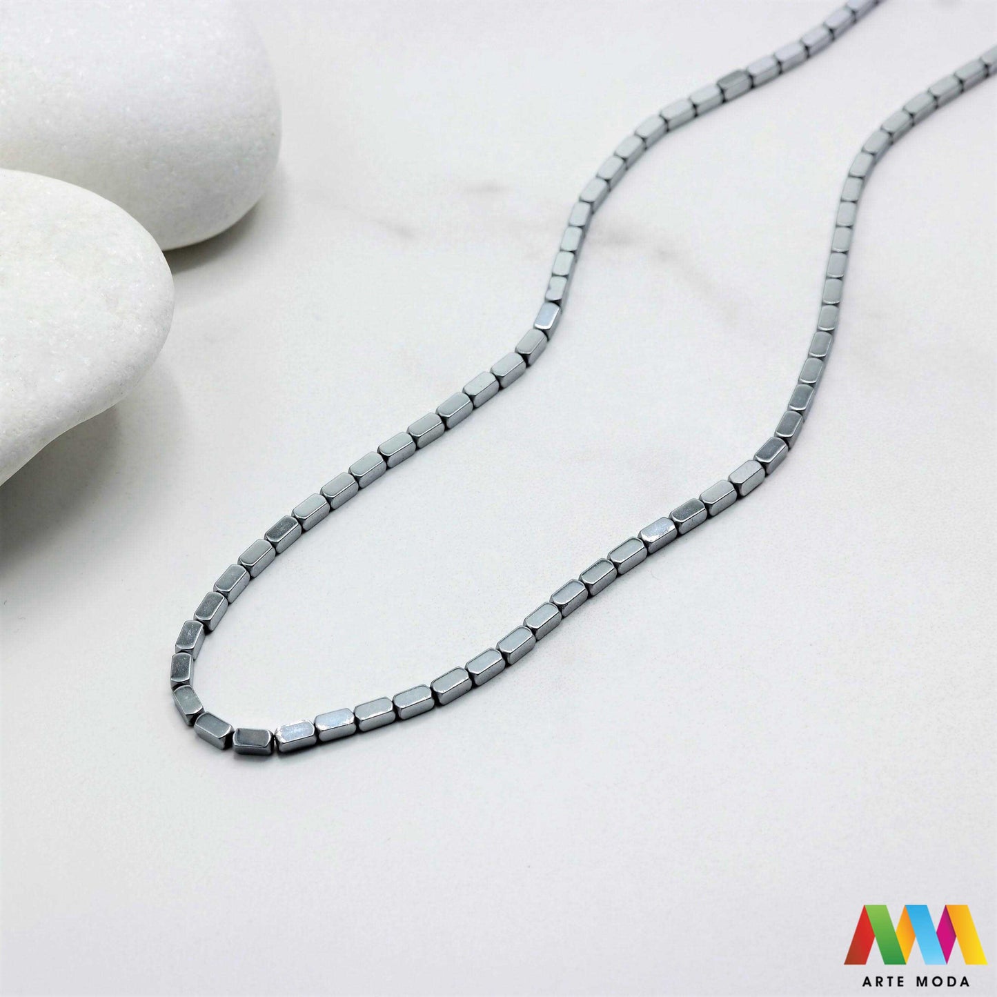 hematit krvavi kamen poludragi mineral metalni sjaj kvarc zrcalo kristal prirodni metalik meditacija zaštita repromaterijal Hematit (ili krvavi kamen) je prirodni mineral smeđe sive ili crne boje karakteriziran prisustvom hladnog metalnog sjaja Vjeruje se da pomaže u jačanju volje samopouzdanja i povezanosti s majkom zemljom Nakit izrađen od njega fascinira svojim tajanstvenim zrcalnim sjajem