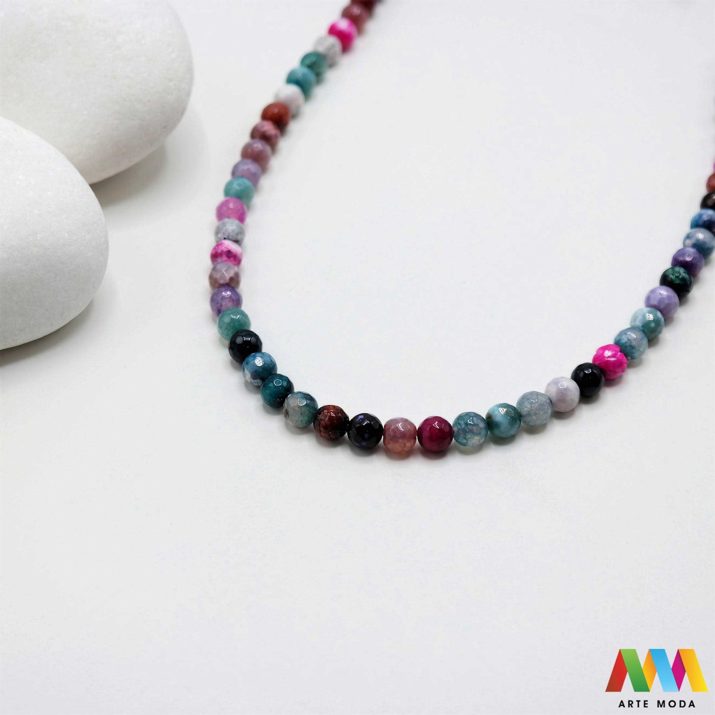 poludragi kamen ahat kristal kalcedon polu dragi poludrago kamenje dragulj mineral kvarc Ahat je jedan od najrasprostranjenijih kristala na planeti Ahat spada u grupu kalcedona izrazito je dekorativan te se od njega izrađuje lijepi nakit i ukrasni predmeti U Hrvatskoj je poznati Lepoglavski Ahat s brda Gaveznica