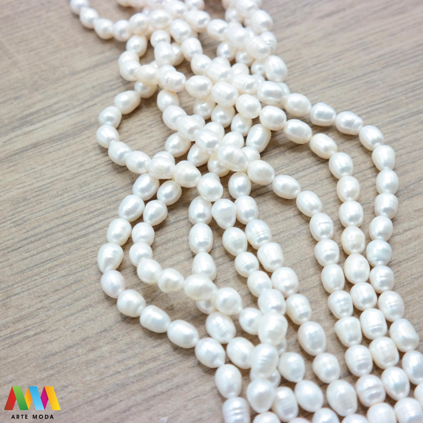 riječni biser zrno bisernica sedef školjka dragi kamen dragulj poludrago kamenje repromaterijal poludragi ukrasni mineral kristal Biser je zrnata tvorevina koja nastaje kod nekih mekušaca osobito kod školjaka bisernica Sastavljeni su od tankih koncentričnih slojeva sedefa i većinom su okruglasti Umjetno uzgojen biser pravi je dragulj mora kojega su stvorili zajednički napori prirode čovjeka i školjke - bisernice arte moda