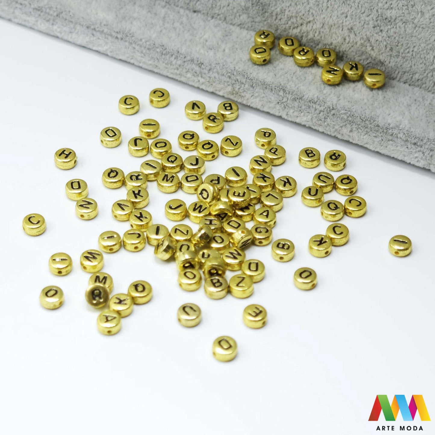 slova brojevi plastične nizanje imenom narukvice prijateljstva dječji nakit personalizirani kockaste perle okrugle abeceda DIY ručni rad izrada mix mješana Stvorite personalizirani nakit s našim plastičnim slovima i brojevima Perle u obliku kocki i krugova idealne su za izradu narukvica s imenom i porukama Lagane su šarene i savršene za dječji nakit i narukvice prijateljstva Lako nizanje za maksimalnu uradi sam zabavu arte moda repromaterijal