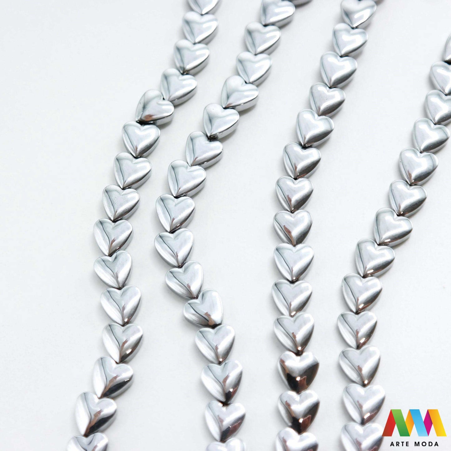 hematit krvavi kamen poludragi mineral metalni sjaj kvarc zrcalo kristal prirodni metalik meditacija zaštita repromaterijal Hematit (ili krvavi kamen) je prirodni mineral smeđe sive ili crne boje karakteriziran prisustvom hladnog metalnog sjaja Vjeruje se da pomaže u jačanju volje samopouzdanja i povezanosti s majkom zemljom Nakit izrađen od njega fascinira svojim tajanstvenim zrcalnim sjajem