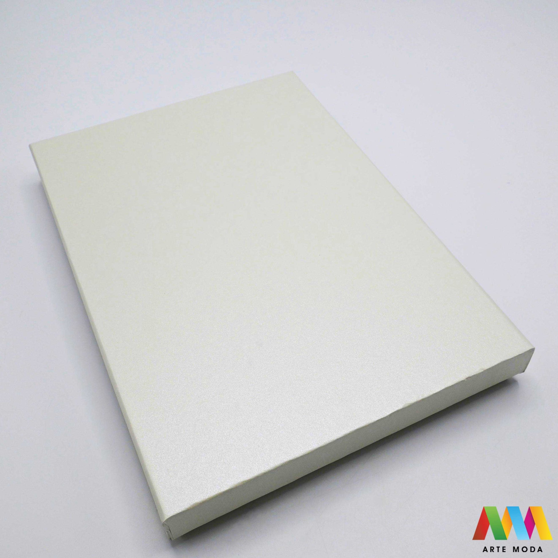 kutijice ukrasne kartonske kutije za nakit poklon ambalaža darivanje pakiranje poklopac prstenje ogrlice naušnice luksuzne elegantne ručni rad personalizirane dar Savršeno pakiranje ljepota vaših kreacija elegantnih i čvrstih kartonskih kutija izrađenih od kvalitetnog papira s mekanim umetkom od spužve prstenje ogrlice naušnice i narukvice nježnu zaštitu od ogrebotina dodaju dašak luksuza i profinjenosti vašem poklonu izloženom nakitu Dostupne u raznim veličinama bojama i dezenima arte moda repromaterijal