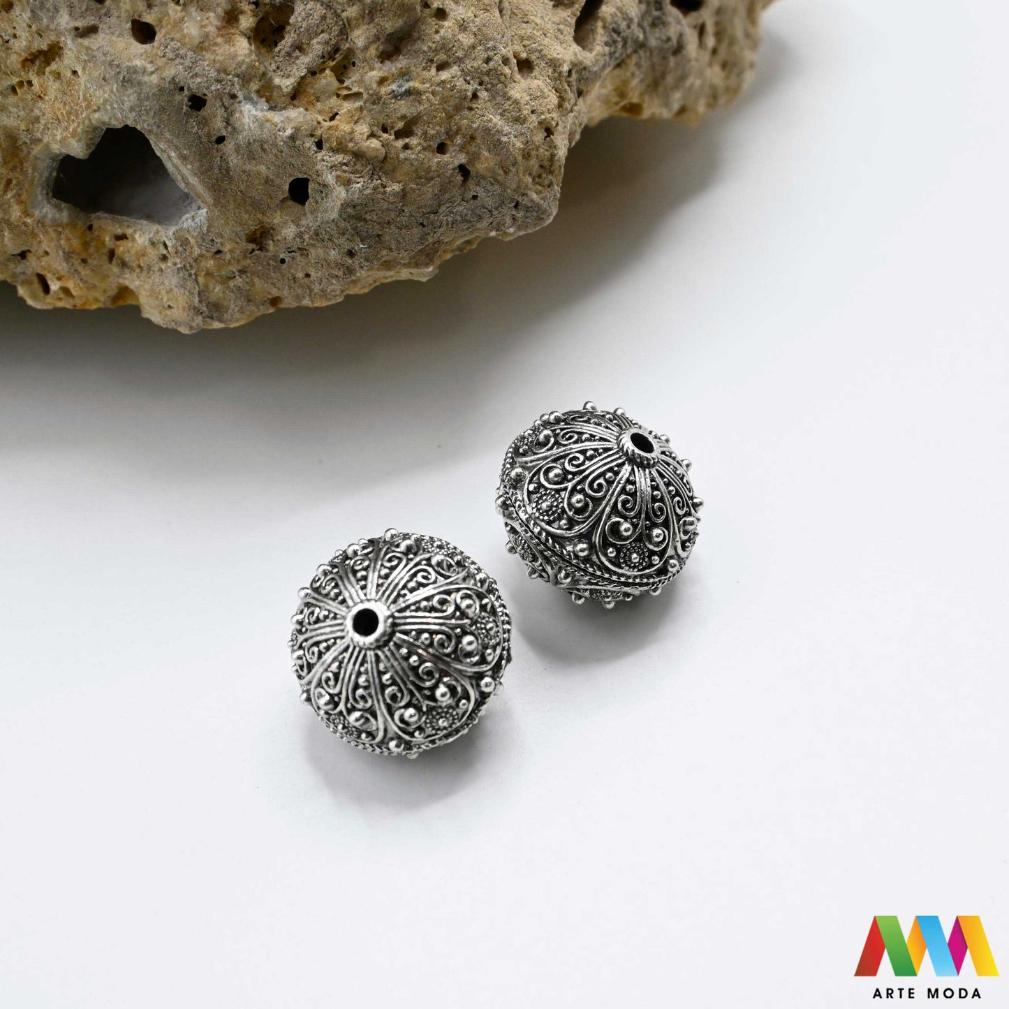 šibenik hrvatski dugme toka suvenir tradicionalni dalmacija tradicija filigran nakit baština hrvatska metal naušnice prstenje ogrlice privjesci tradicijski dalmatinski originalni Šibenski botun puce je najoriginalniji hrvatski suvenir i simbol dalmatinske baštine tradicionalni nakit izrađen je tehnikom filigrana fine obrade metala karakterističan prozračan i elegantan izgled Izradite naušnice prstenje ili privjeske i ponesite komadić povijesti i elegancije Bezvremenski klasik arte moda repromaterijal