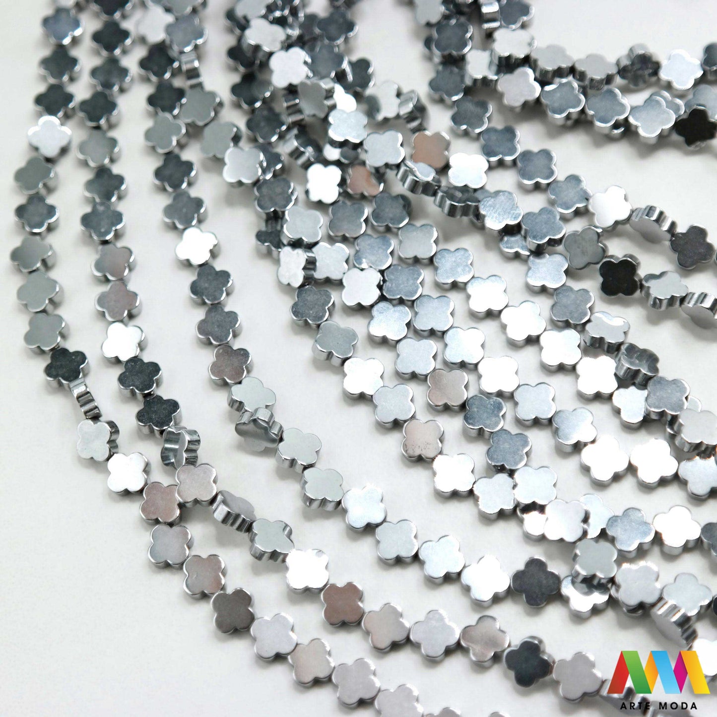 hematit krvavi kamen poludragi mineral metalni sjaj kvarc zrcalo kristal prirodni metalik meditacija zaštita repromaterijal Hematit (ili krvavi kamen) je prirodni mineral smeđe sive ili crne boje karakteriziran prisustvom hladnog metalnog sjaja Vjeruje se da pomaže u jačanju volje samopouzdanja i povezanosti s majkom zemljom Nakit izrađen od njega fascinira svojim tajanstvenim zrcalnim sjajem