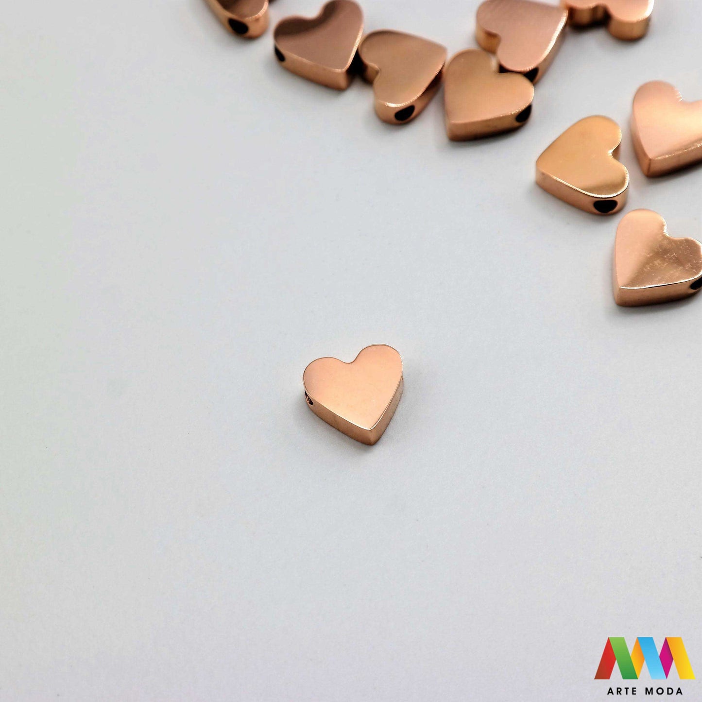 srce privjesak s jednom rupom jedna rupa privjesak od čelika repromaterijal čelični ogrlice ogrlica narukvica narukvice nanožnica nehrđajući Privjesci izrađeni od nehrđajućeg čelika 316L koji služe za izradu nakita poput narukvica ili ogrlica najčešće se koriste za nizanje ili uz pomoć alkice se stavljaju na sajlu gumu flaks i ostale materijale